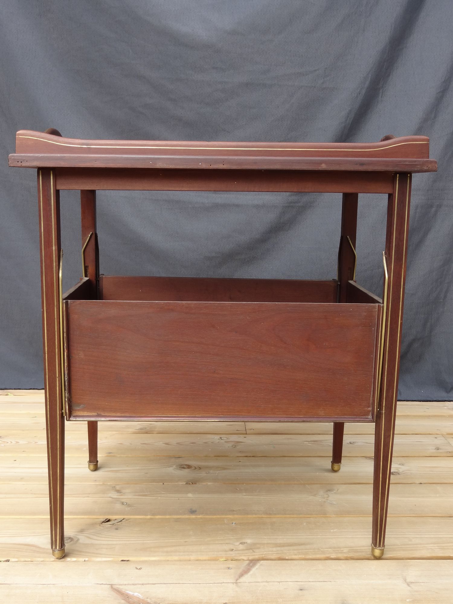 Mahogany service with flaps with removable glass top 67 x 46 cm