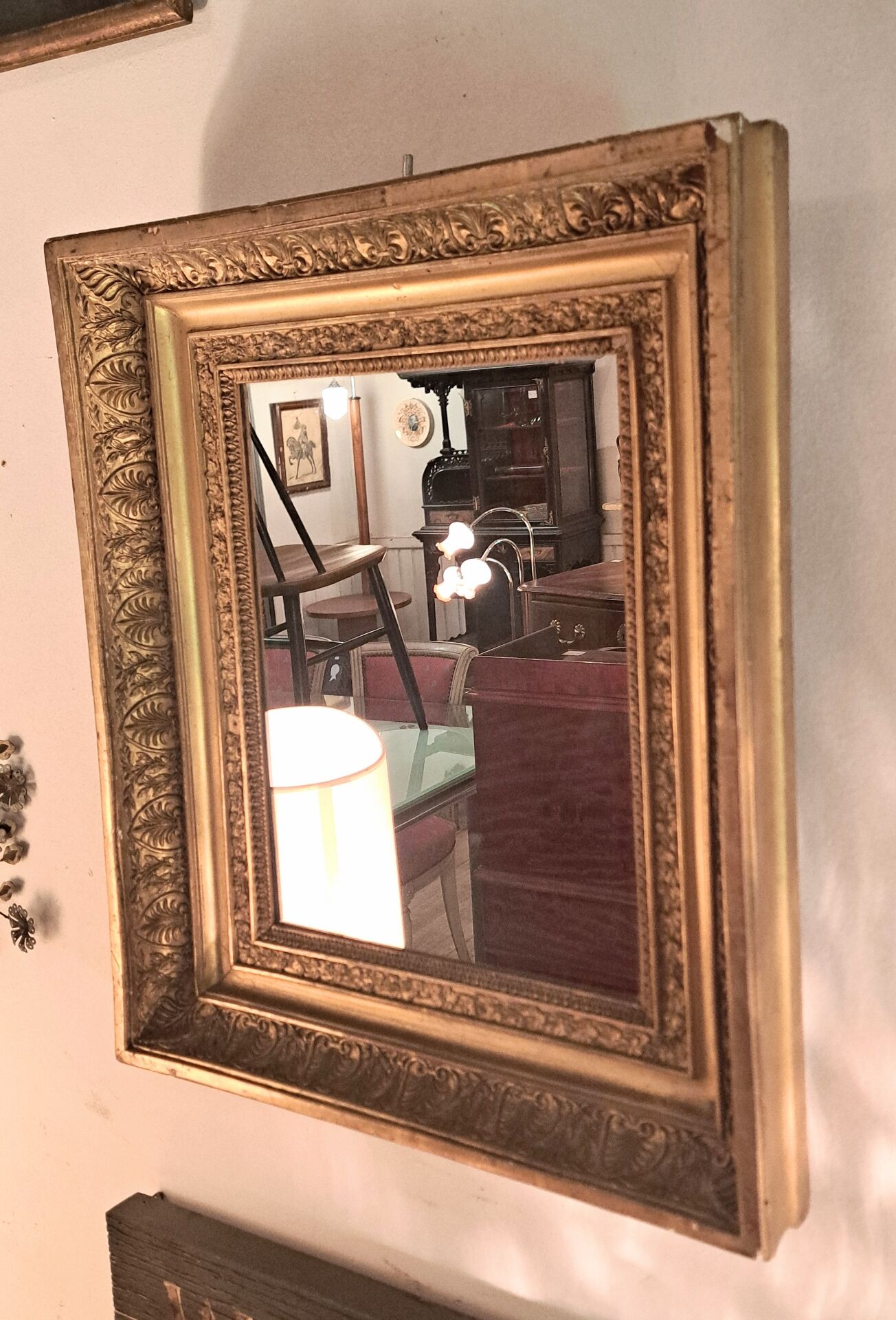 Miroir époque Restauration en bois doré à la feuille