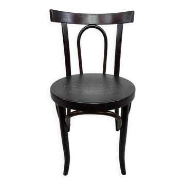 Curved dining chair