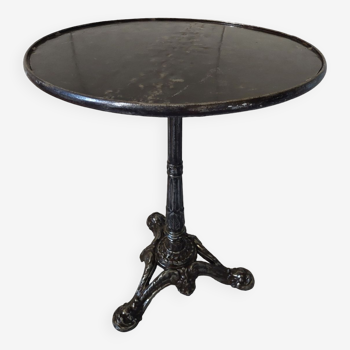 Pedestal table