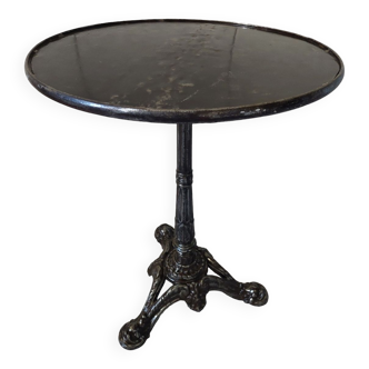 Pedestal table
