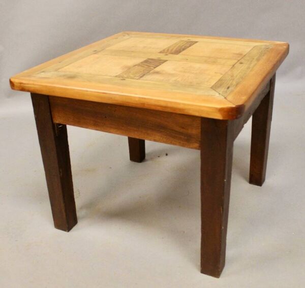 Table basse dessus parquet ancien