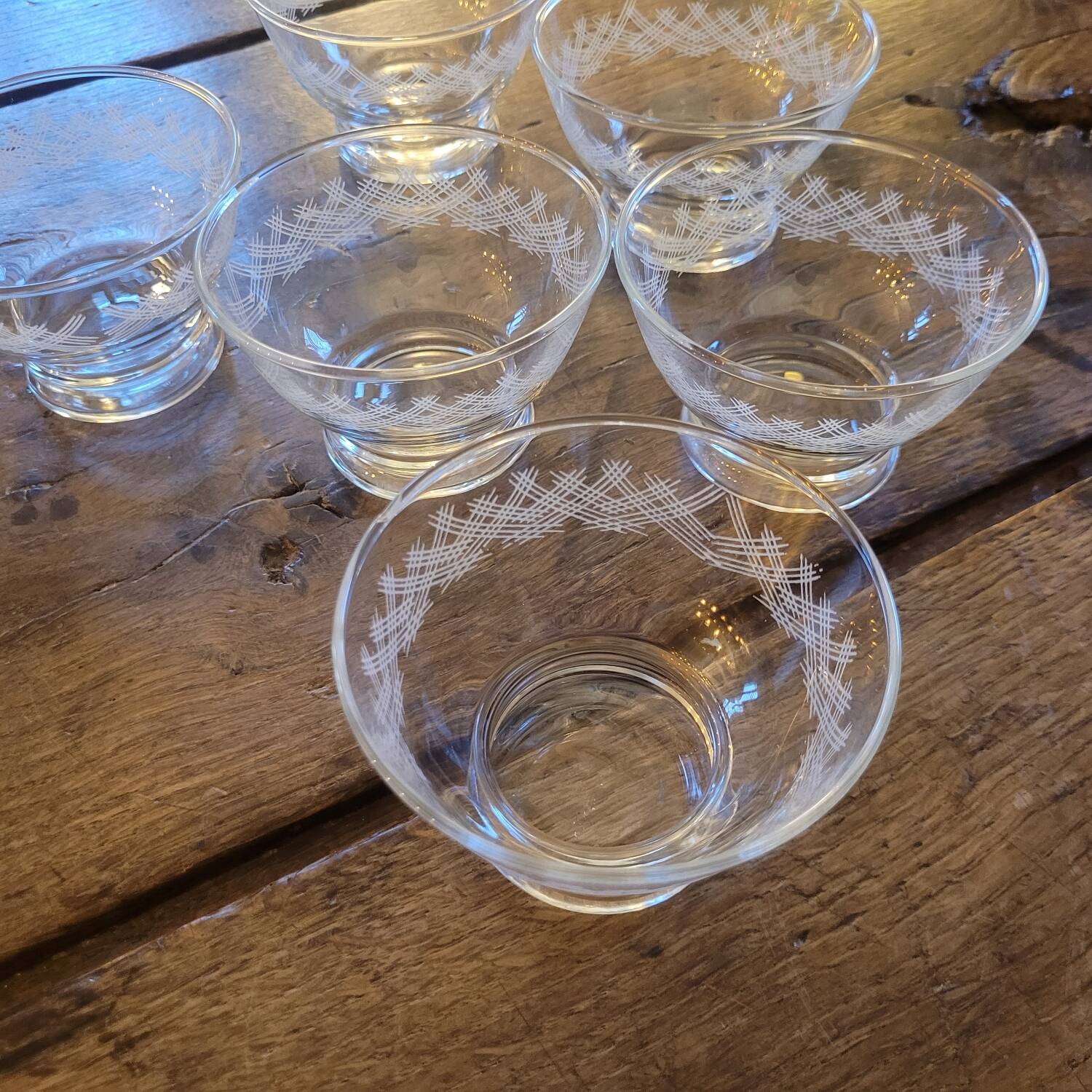 Set of 6 fine engraved glass cups from the 60s.