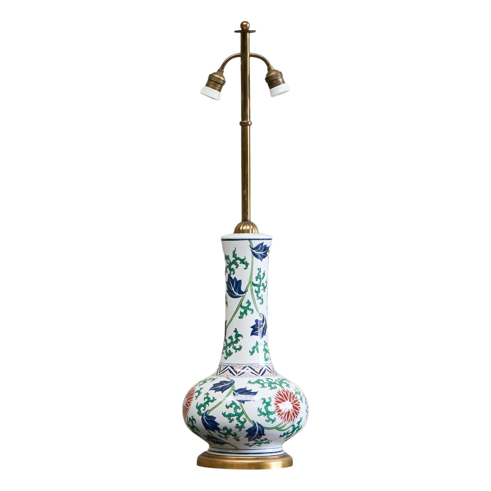 Lampe de table chinoiserie française en porcelaine et laiton, années 1940