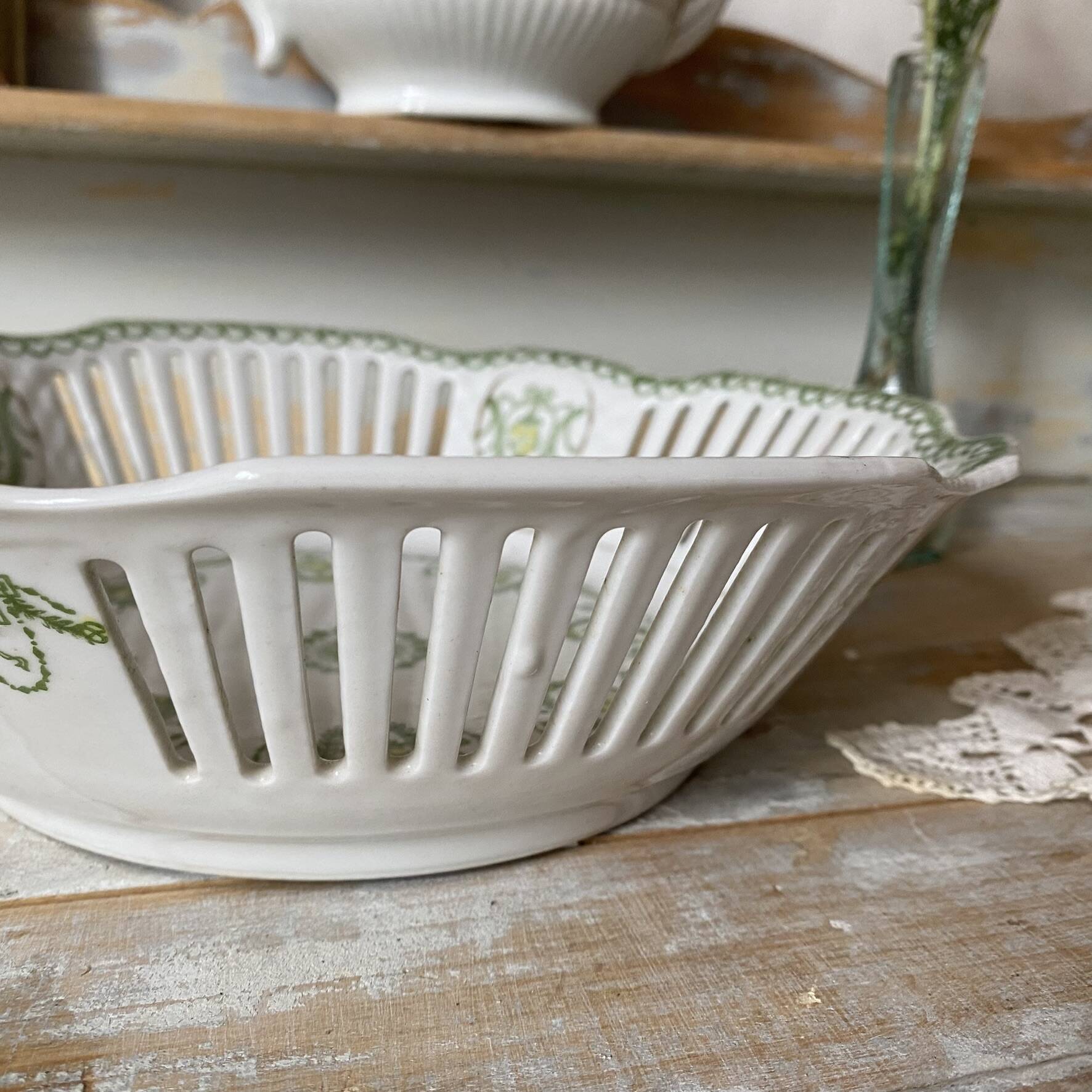Coupe à fruits en porcelaine ajourée