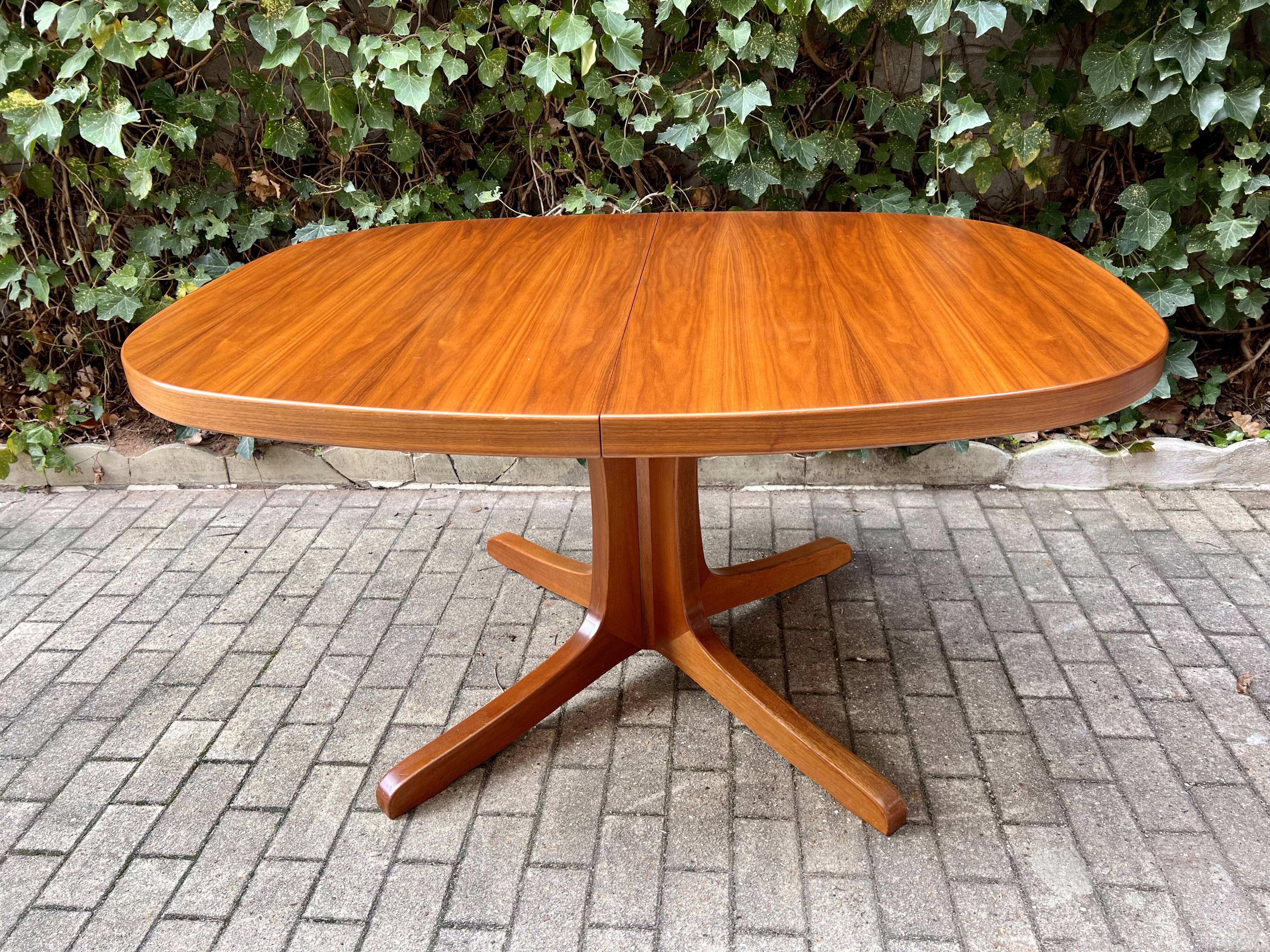 Table en teck extensible à deux rallonges