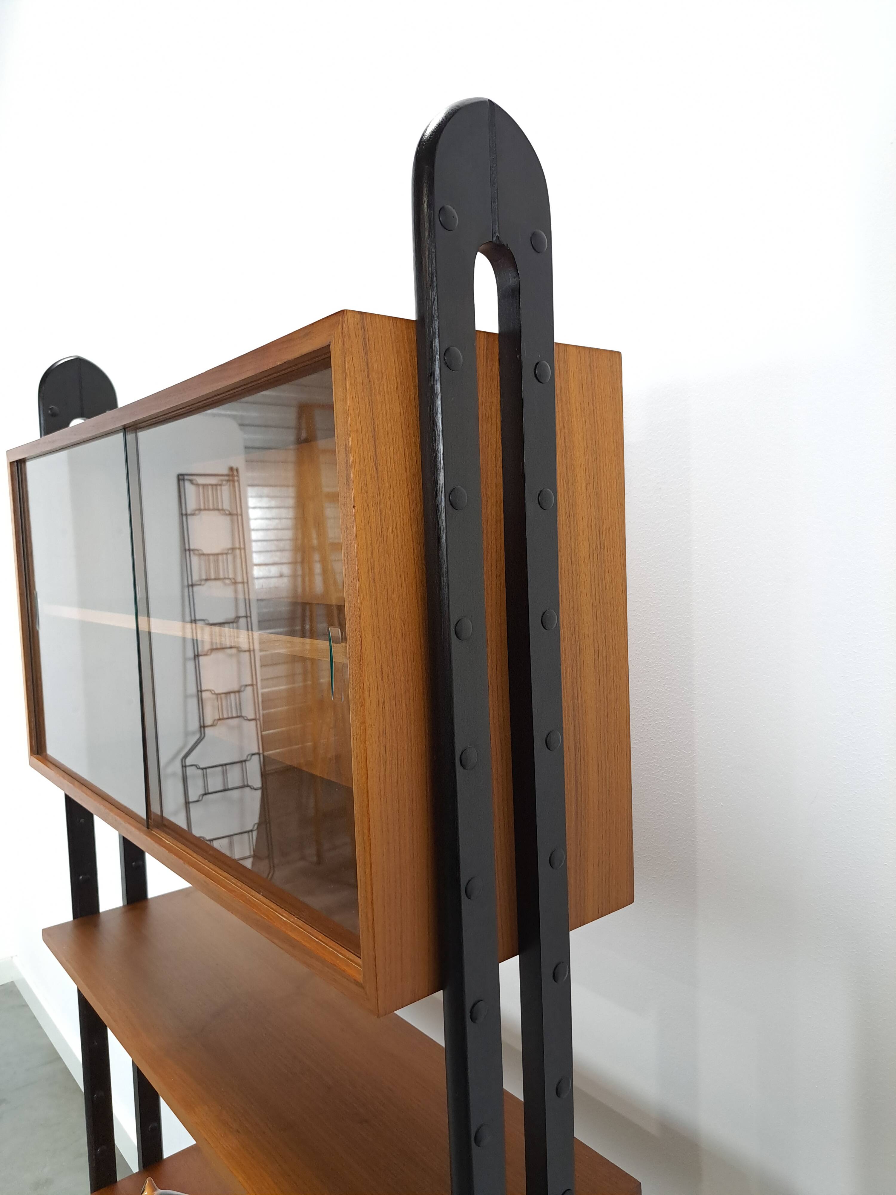 Armoire design en teck Musterring avec pieds noirs