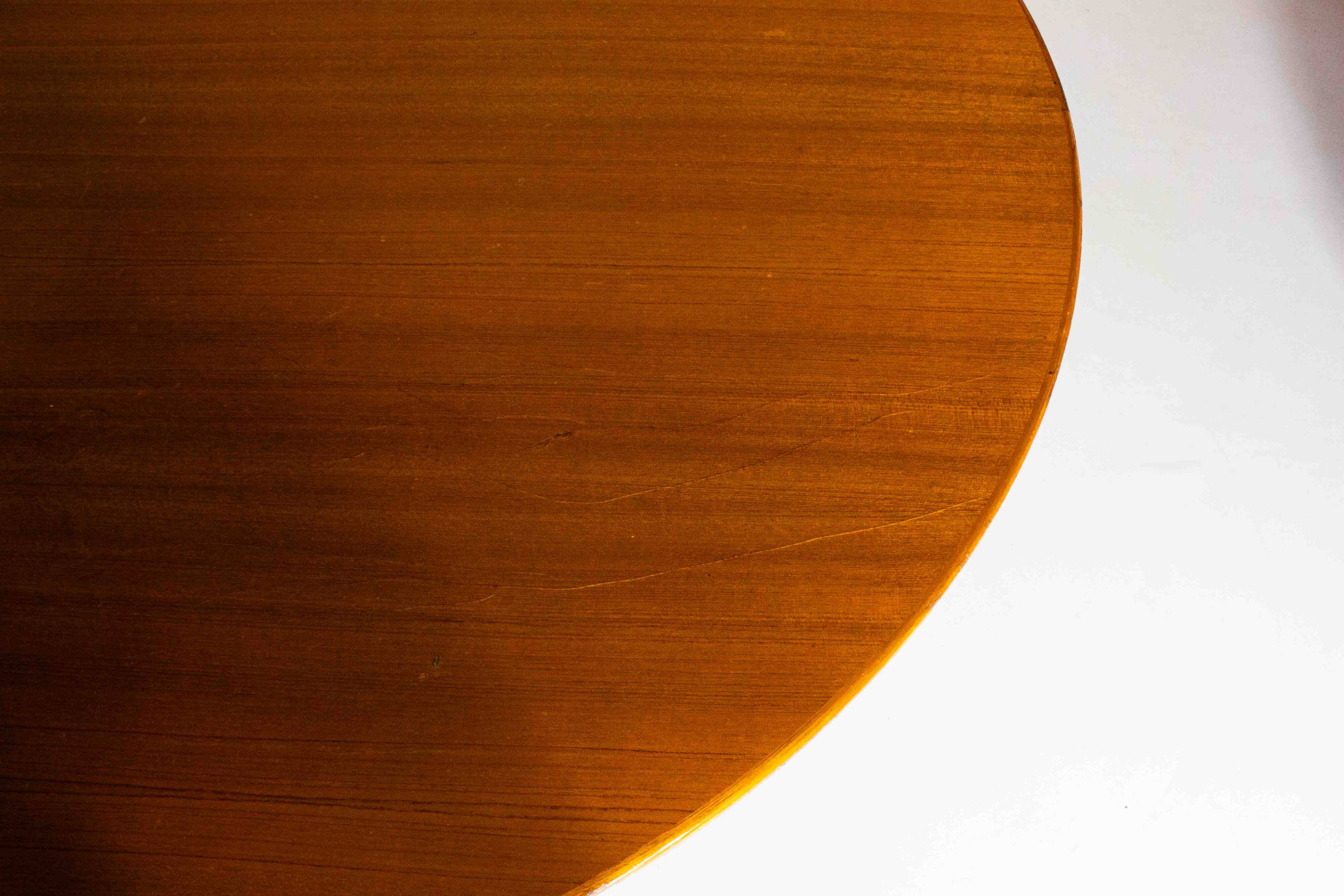 Large tulip table with wooden top by Eero Saarinen, Knoll International 1970s