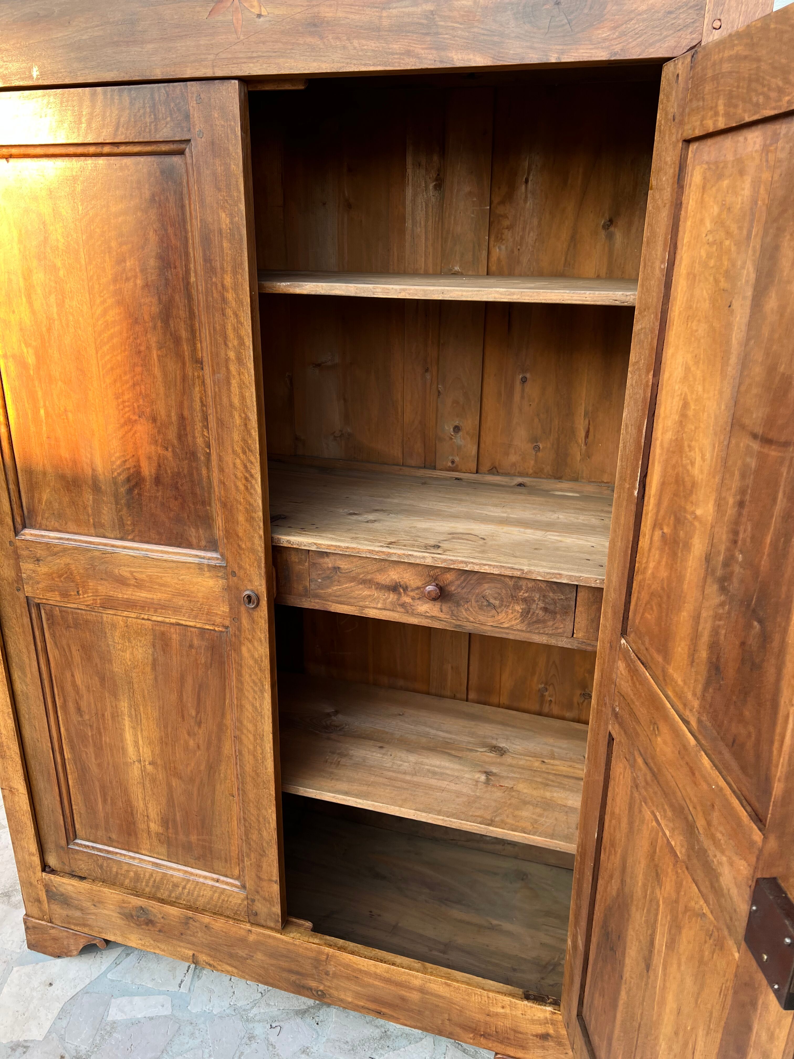 Old wardrobe of character XIX th of Rhone Valley