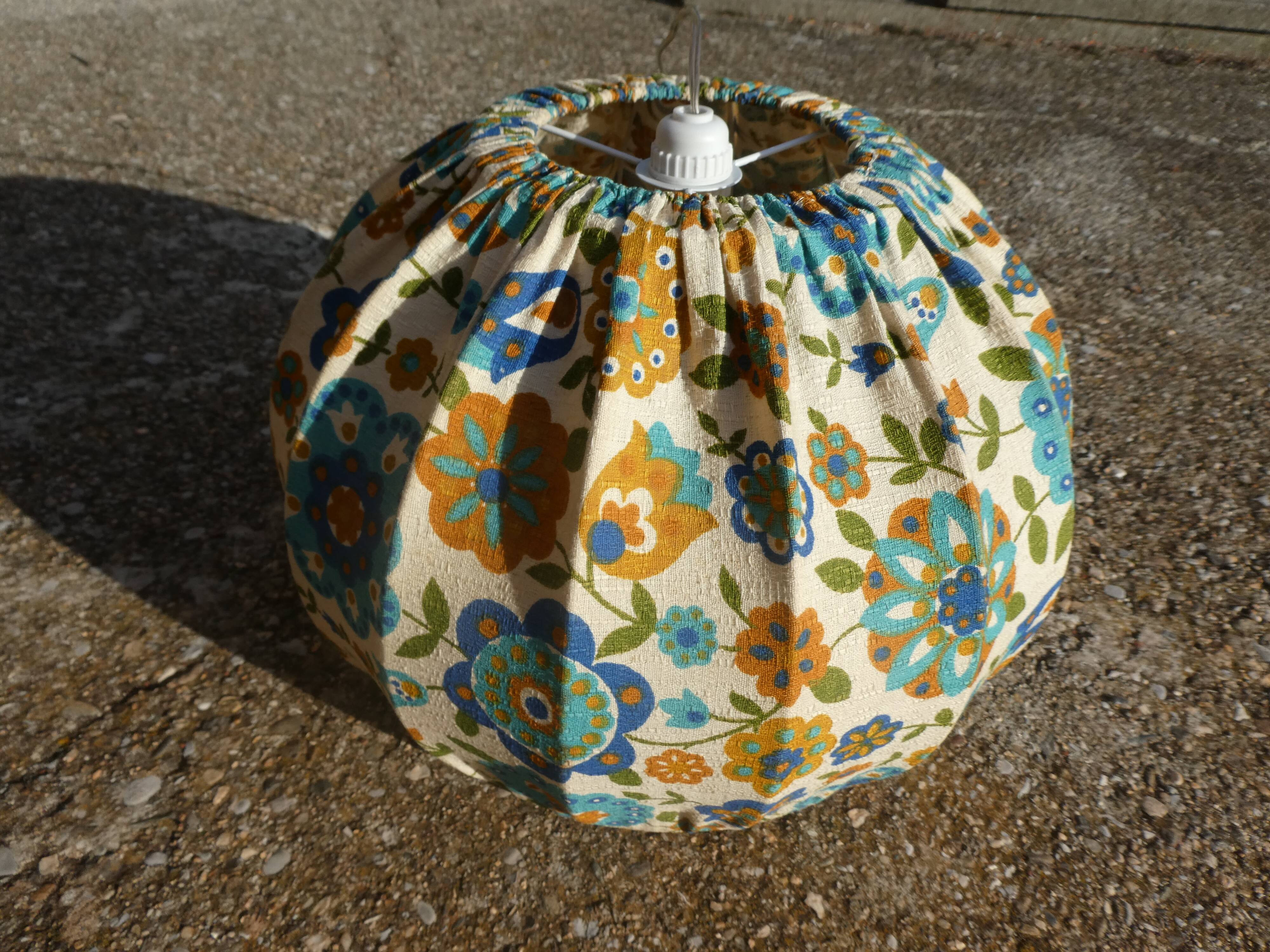 Suspension vintage tissu à fleurs bleues et oranges