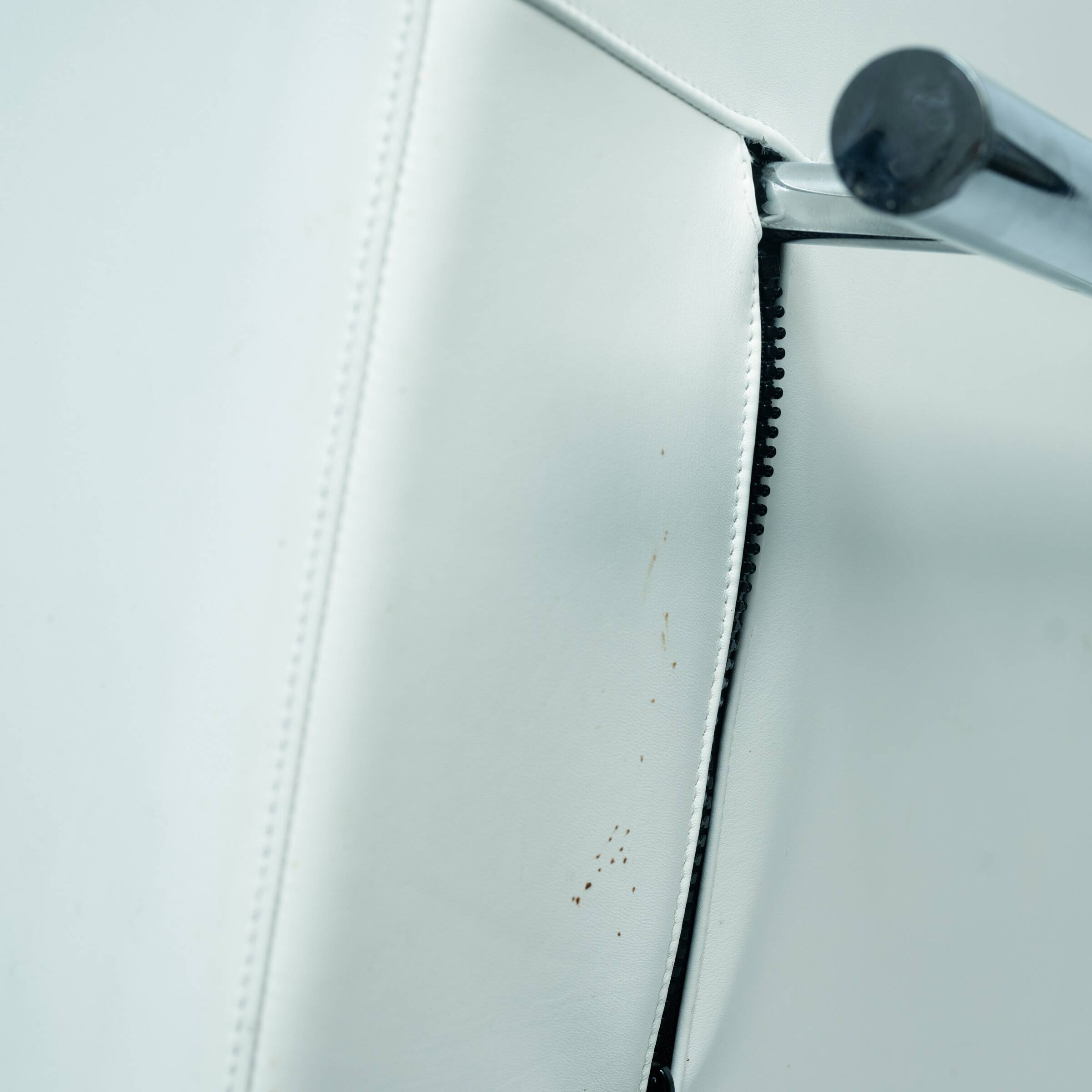 Dutch design Rob Eckhardt chaise longue white leather tubular steel, 1980s