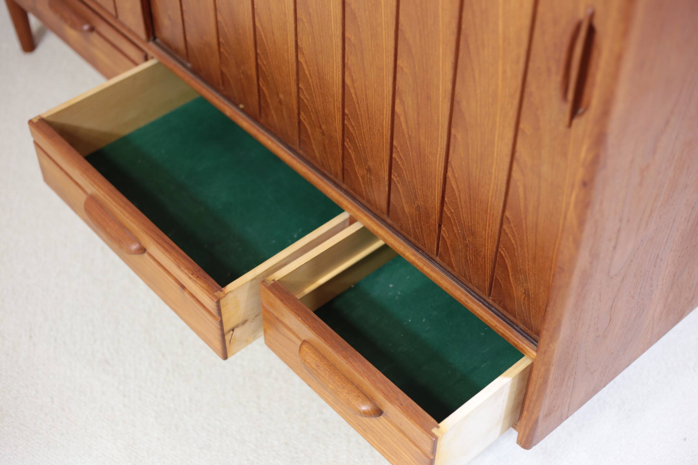 High teak enfilade