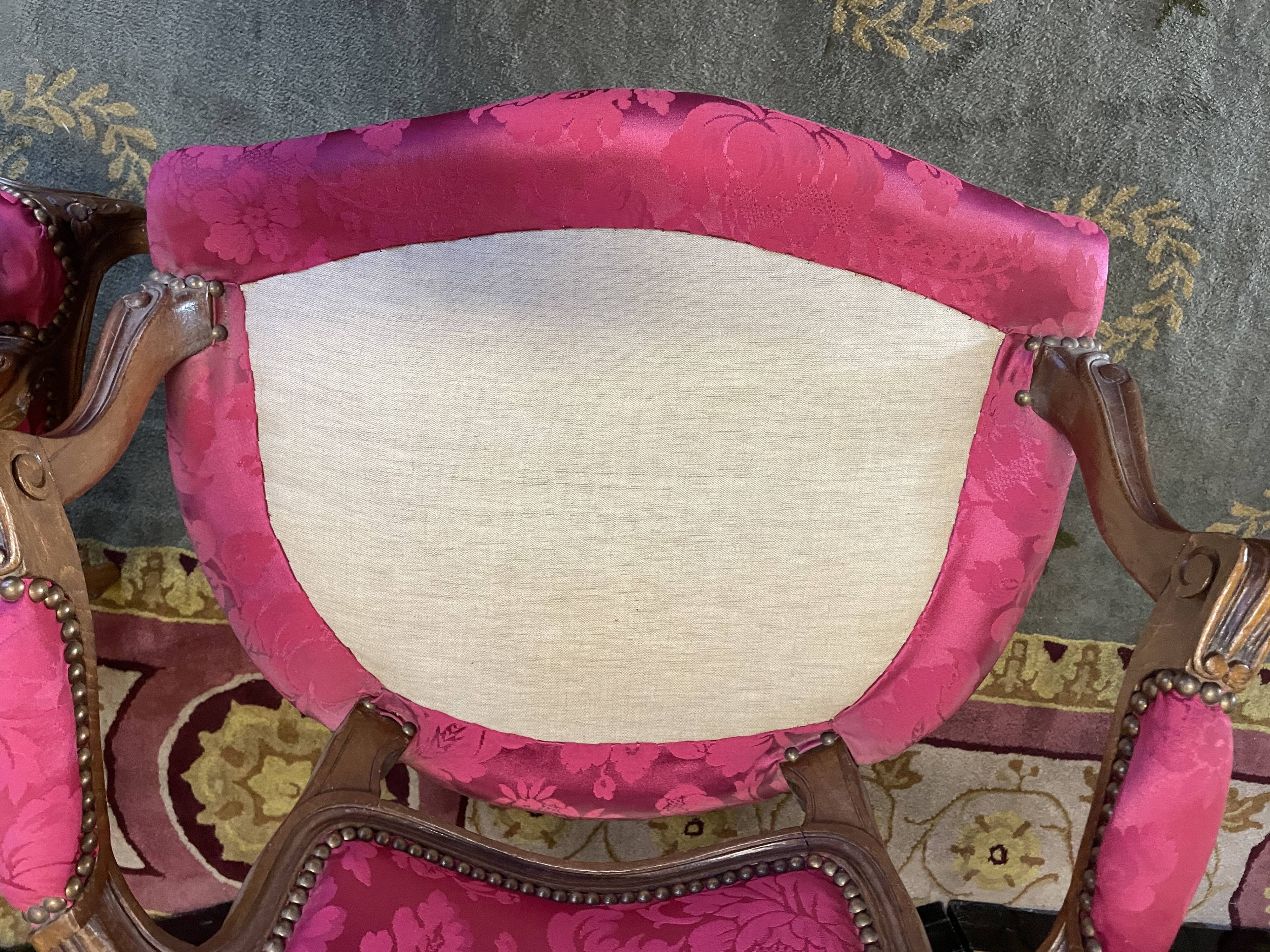 Paire de fauteuils cabriolets de style Louis XV