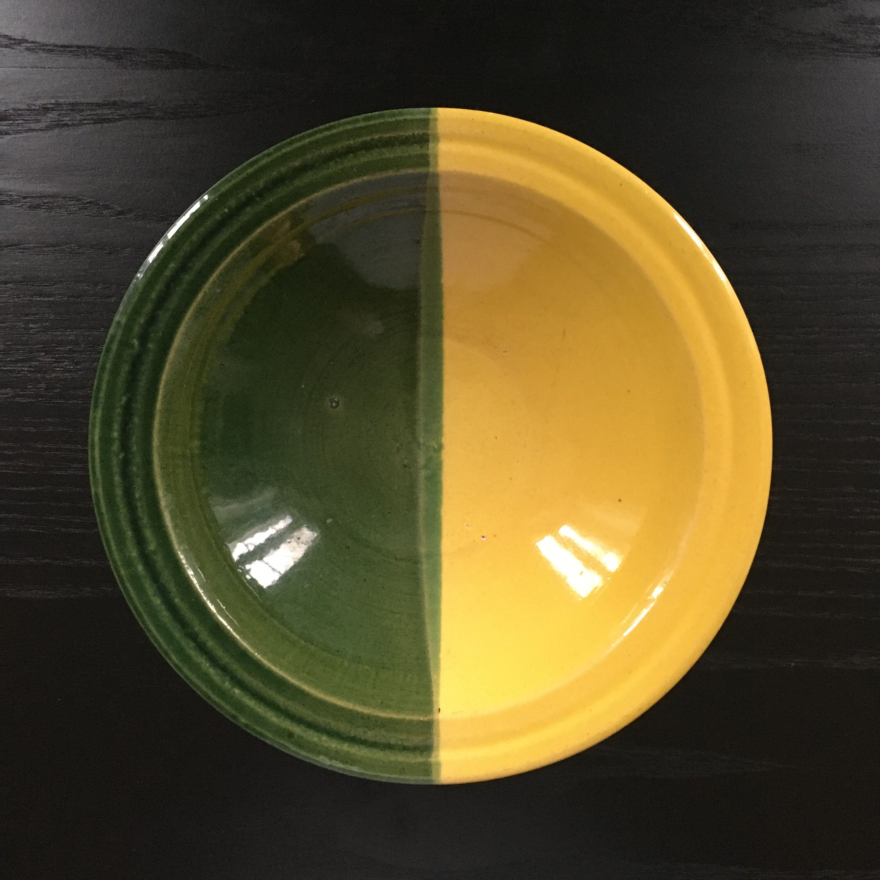 Plat creux bicolore jaune et vert