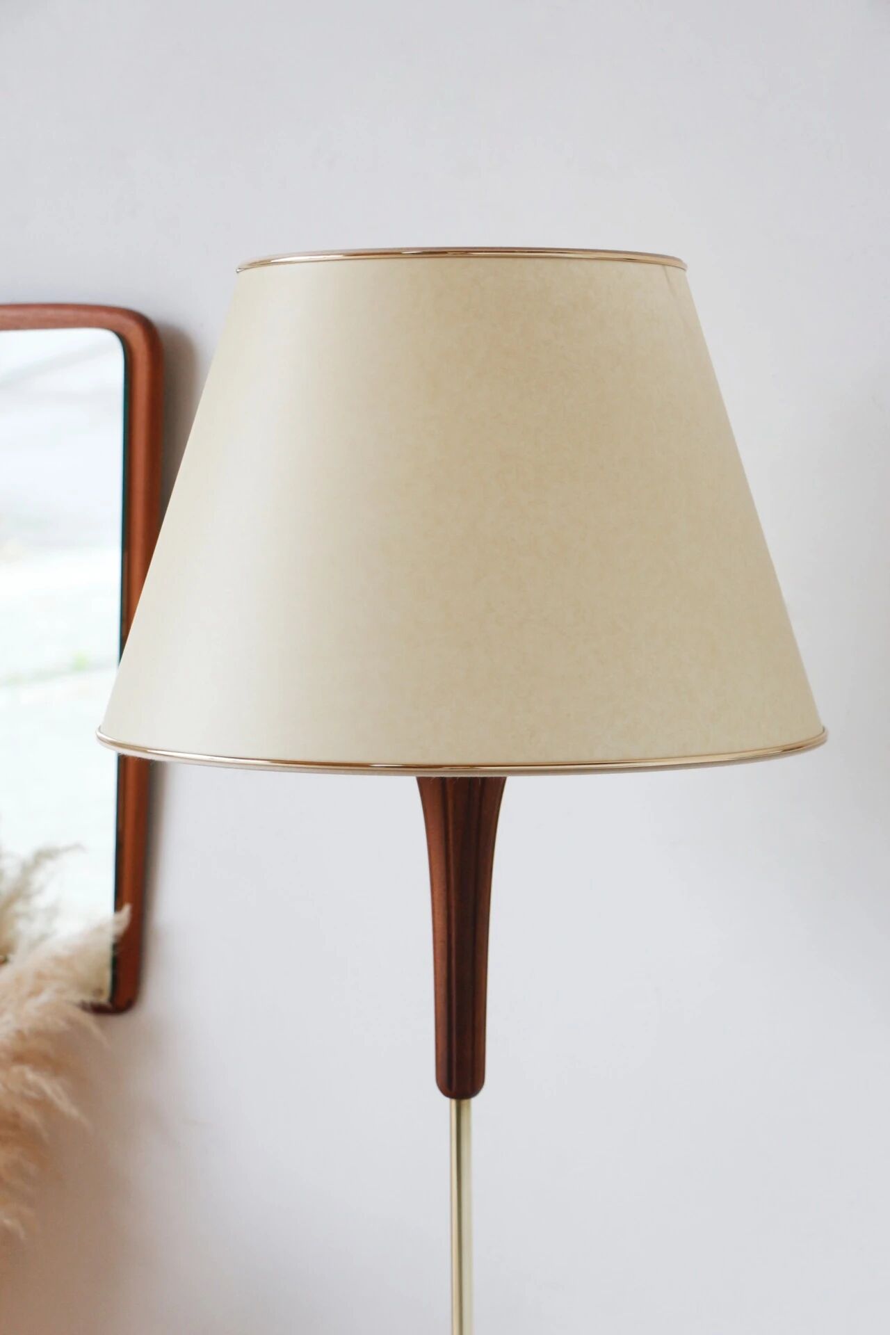 Lampadaire années 60 en teck et laiton – luminaire vintage