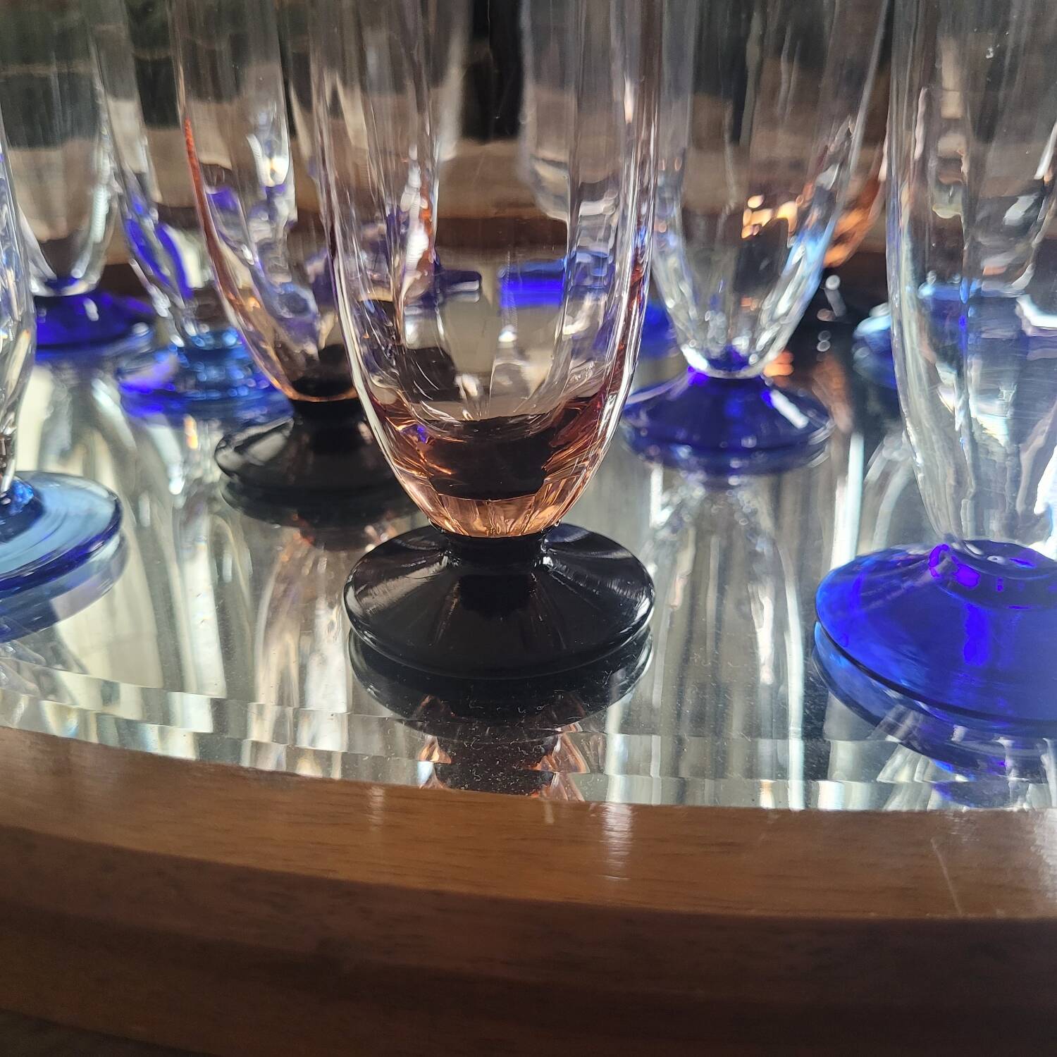Flûtes à champagne dépareillées à pied coloré – France, années 50