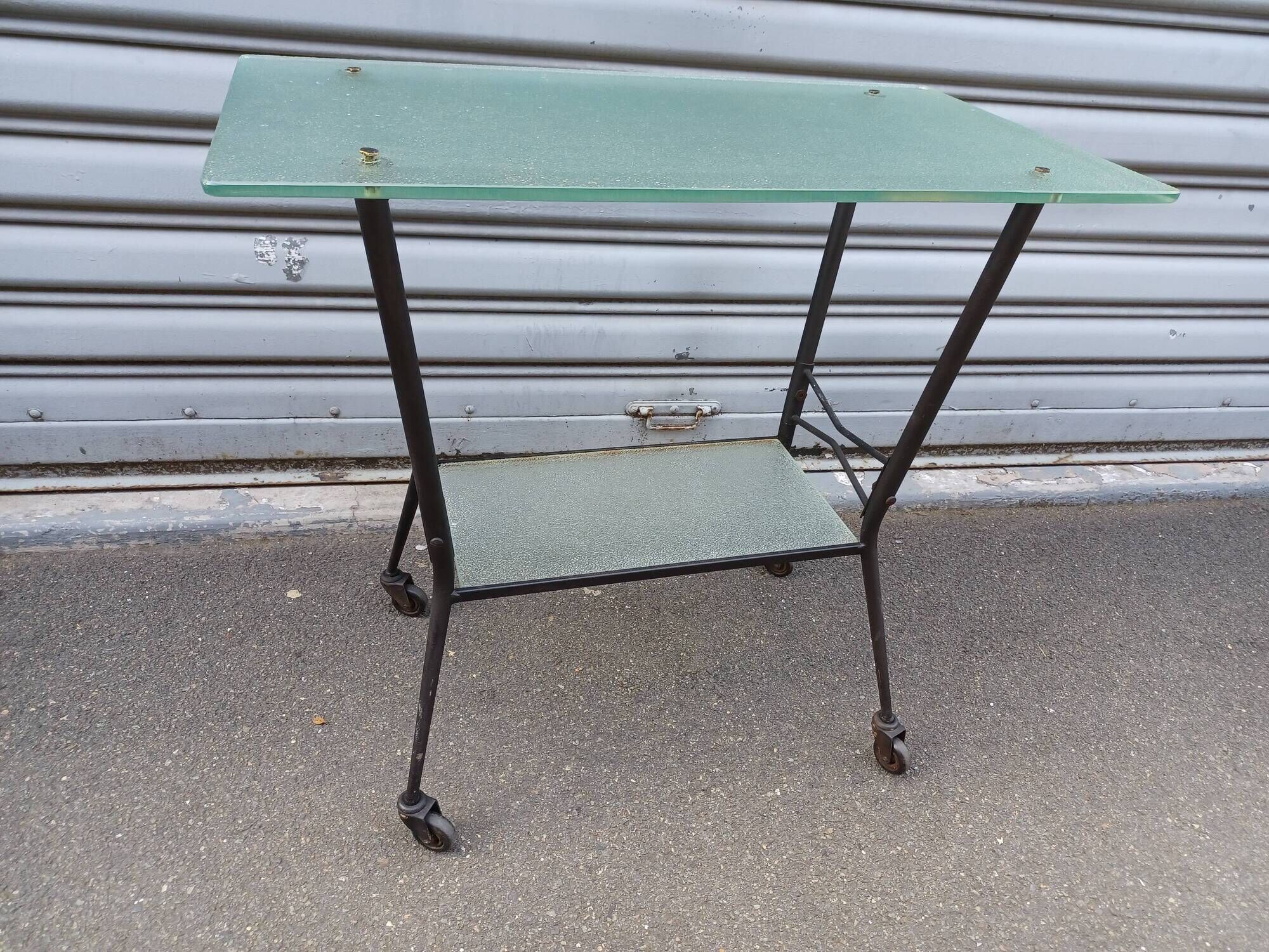 Desserte roulante, en métal et verre, années 50