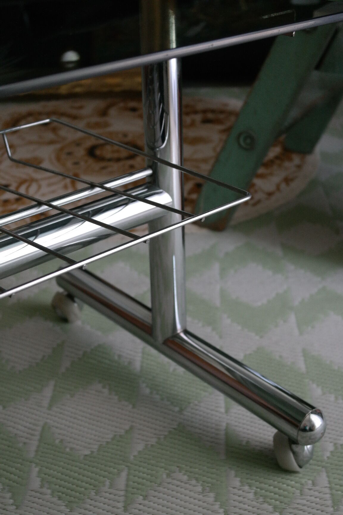 Table basse métal chromé et verre fumé Space Age