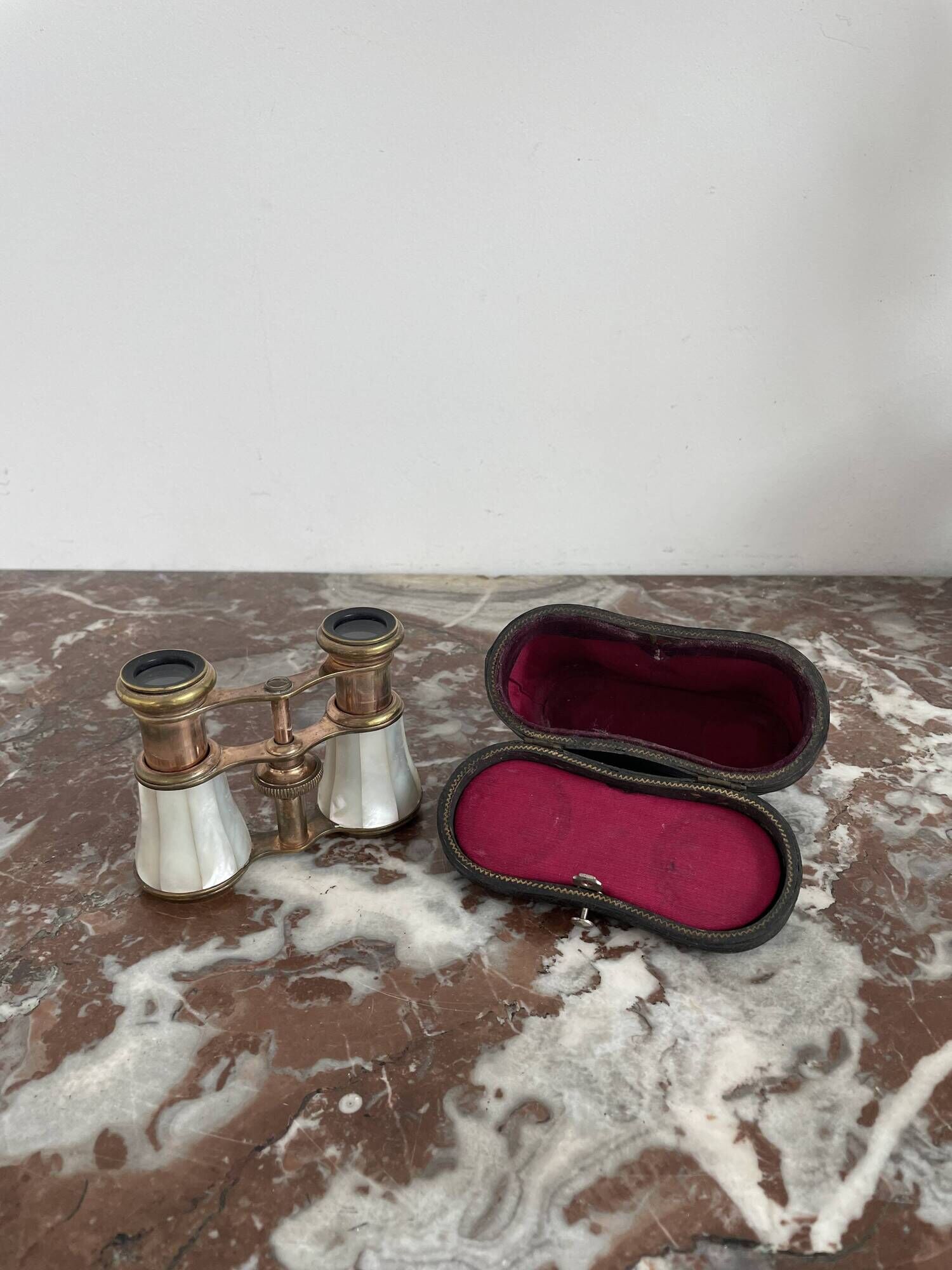 Pair of binoculars, theater, opera, mother-of-pearl, gilded brass, early twentieth century, curiosity object, showcase