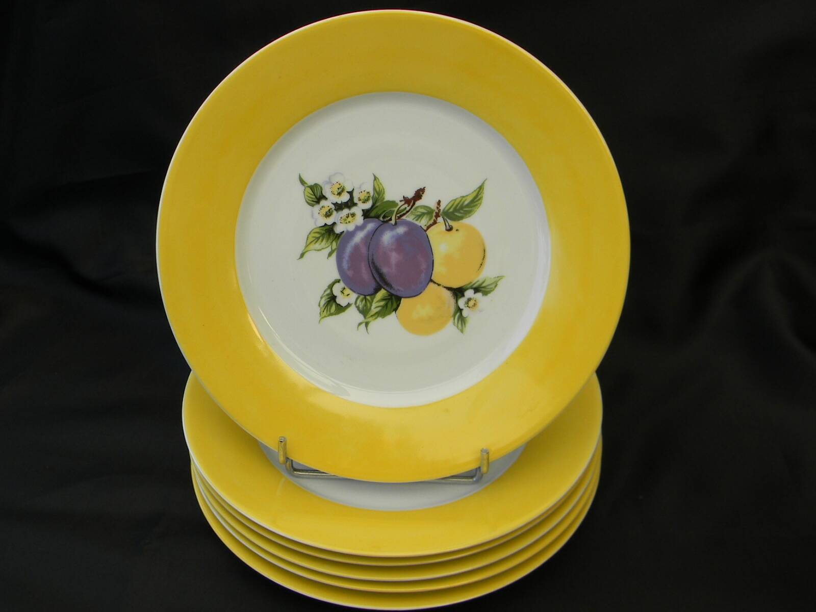 6 flat plates in porcelain from LIMOGES. Fruit decoration.