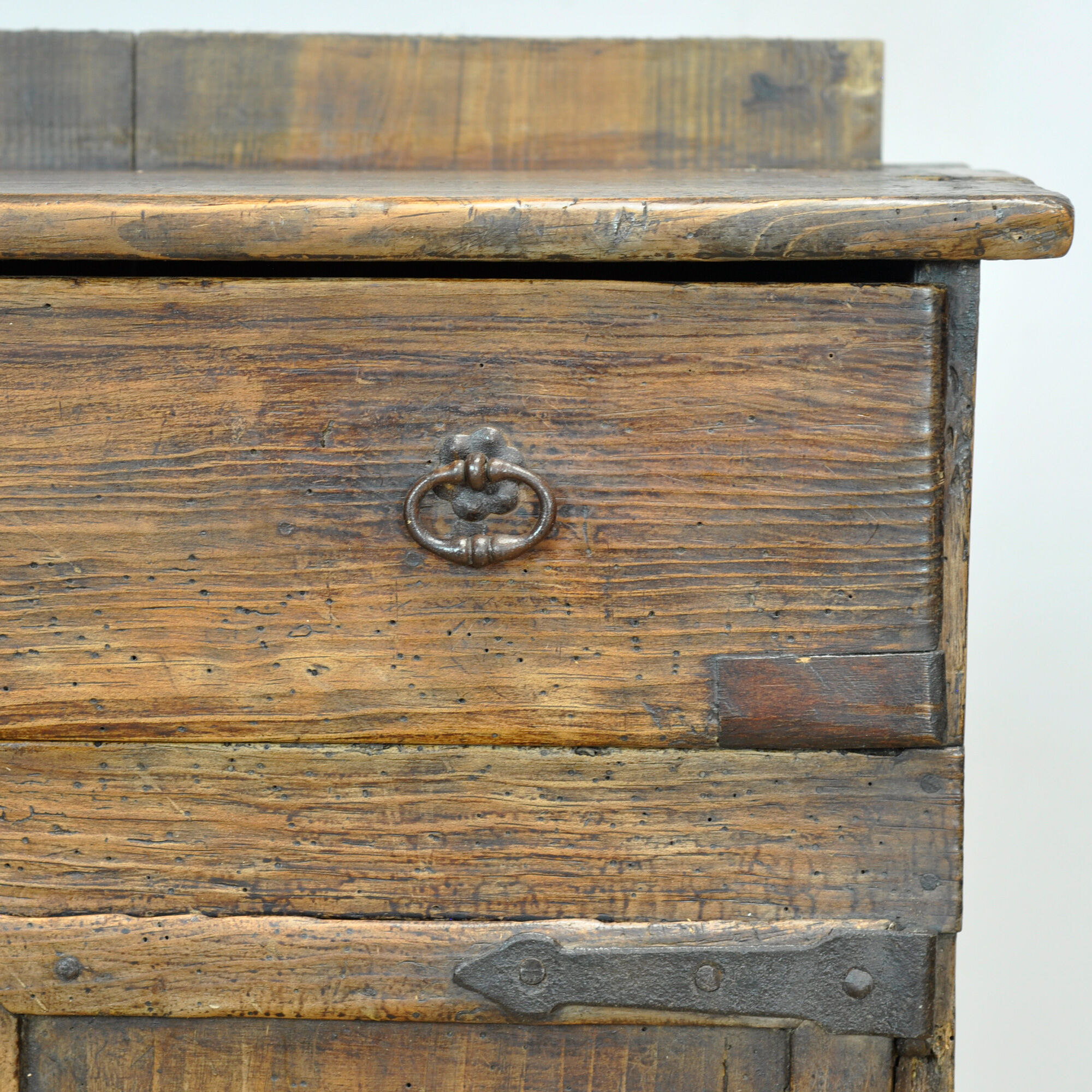 Cabinet en pin ancien, vers 1820