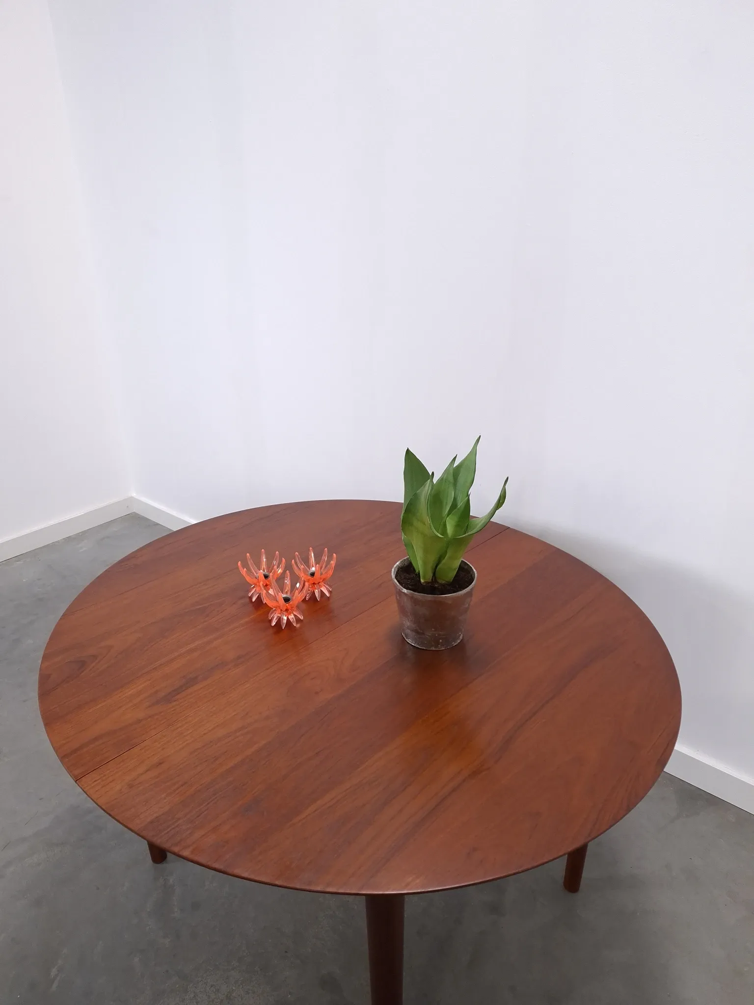 Vintage Danish Søborg Møbelfabrik extendable oval round dining table teak