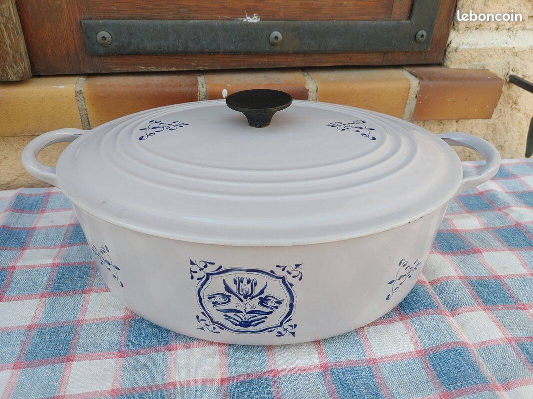 Le Creuset collection, old enamelled cast iron casserole, beautiful condition