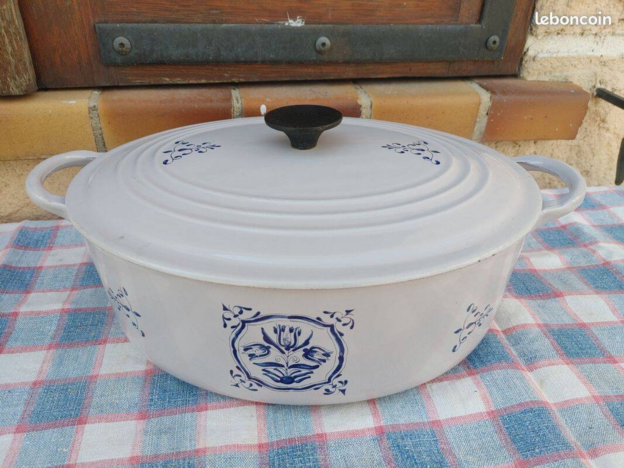 Le Creuset collection, old enamelled cast iron casserole, beautiful condition
