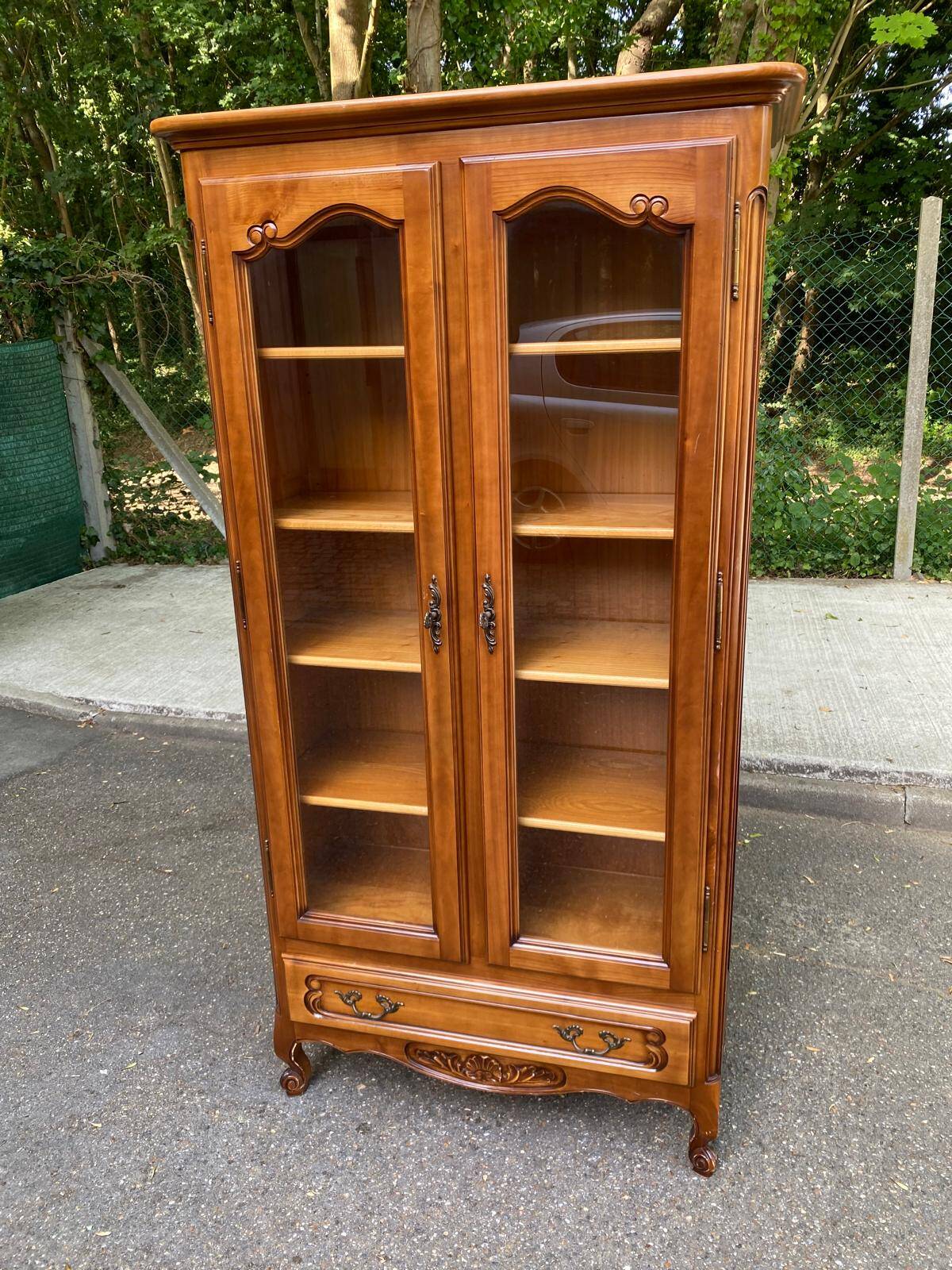 Louis XV display cabinet in solid wood from the 1970s.