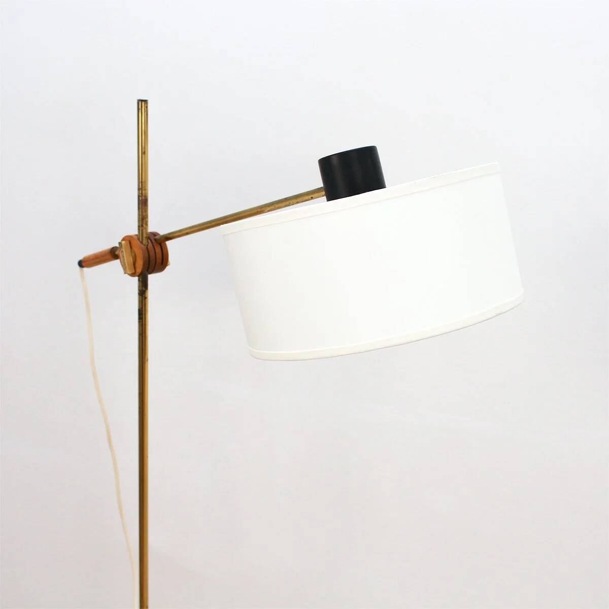Floor lamp with a swivelling arm
