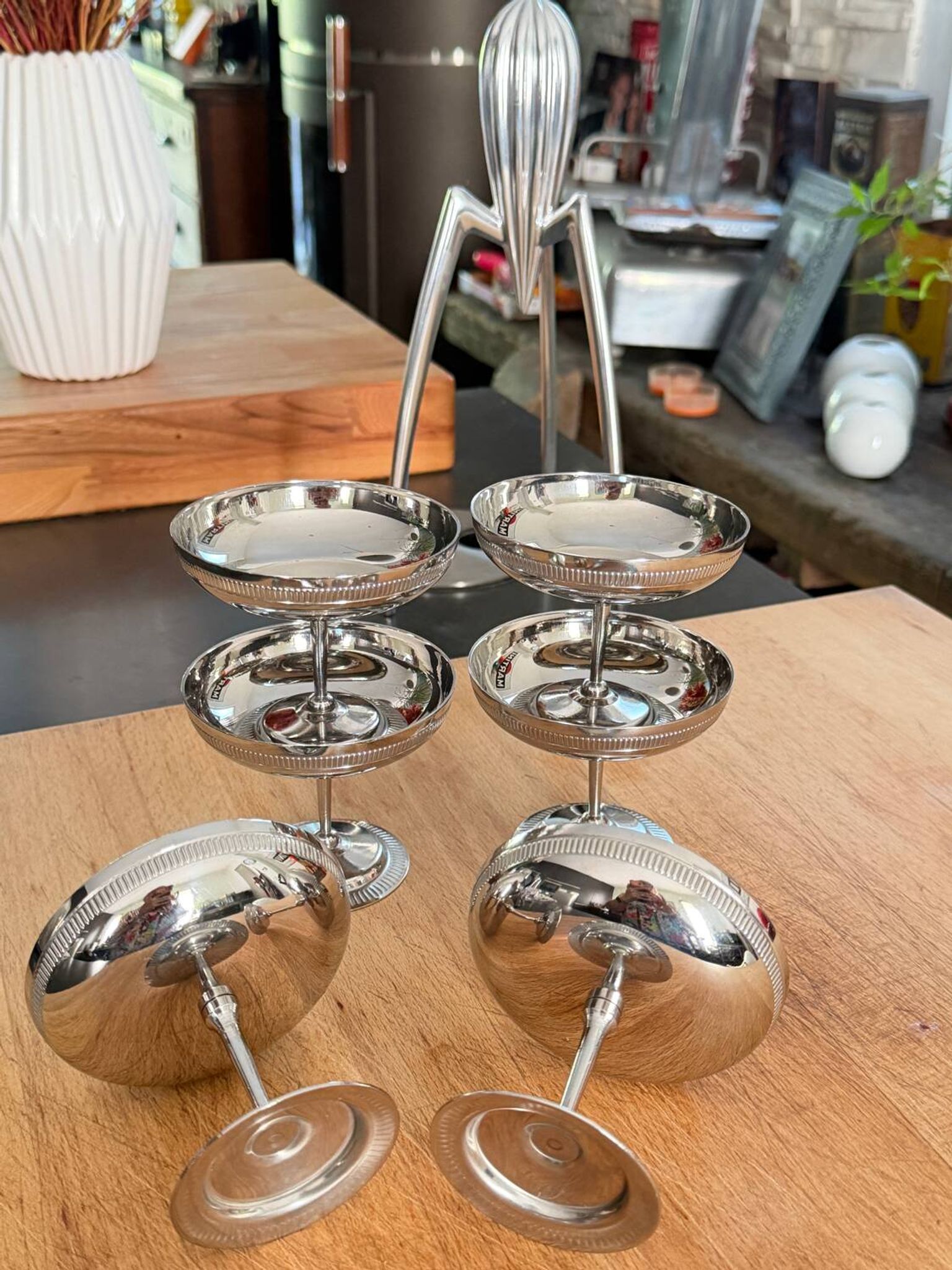 Set of 6 vintage ice cream or cocktail cups in shiny stainless steel.