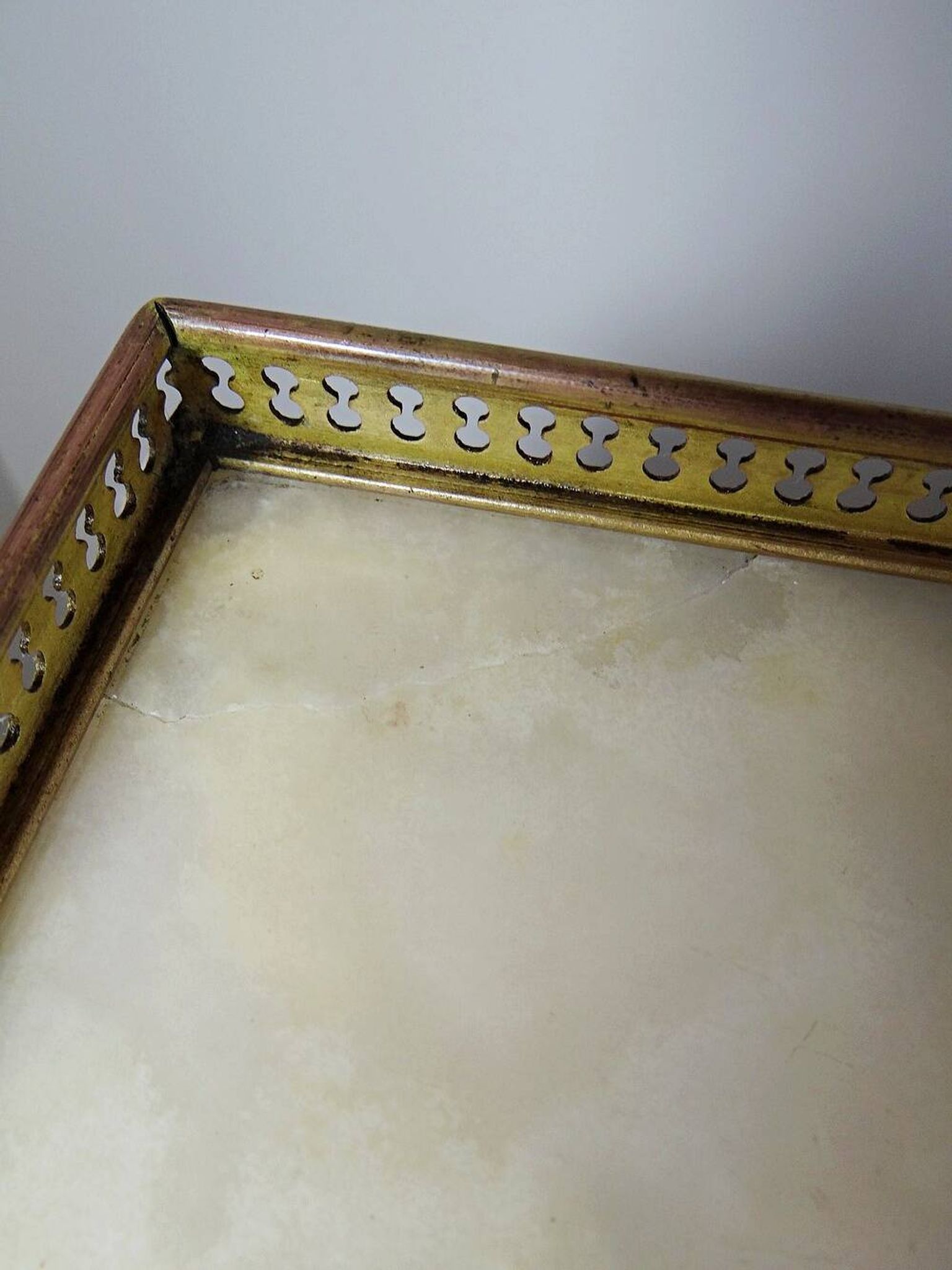 Antique wooden saddle-shaped plateau, gilded metal and onyx, circa 1900.