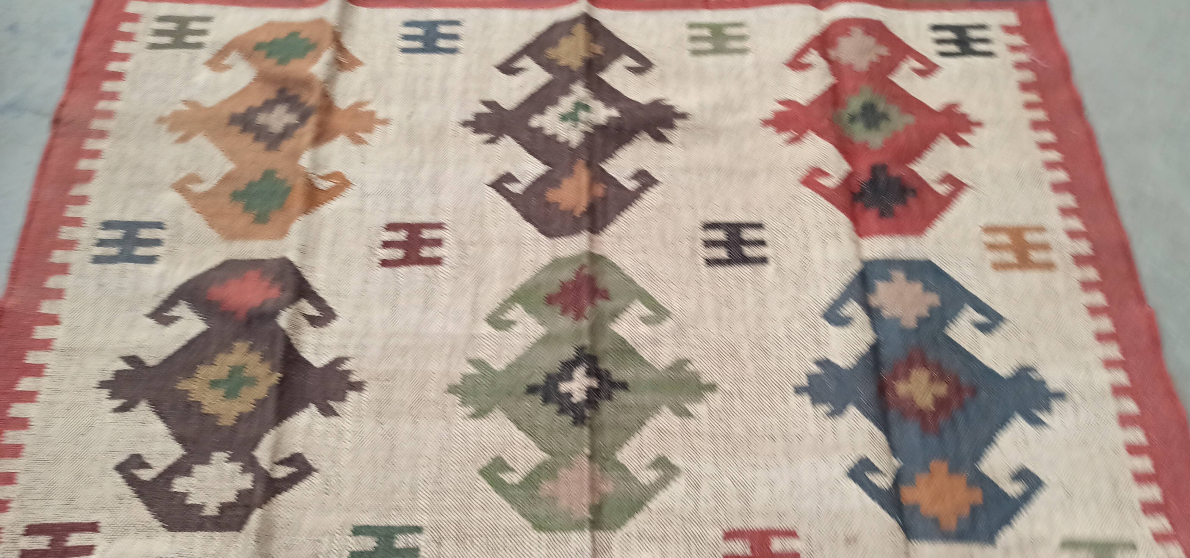 Tapis kilim en toile de jute et coton. 185cm x 285cm