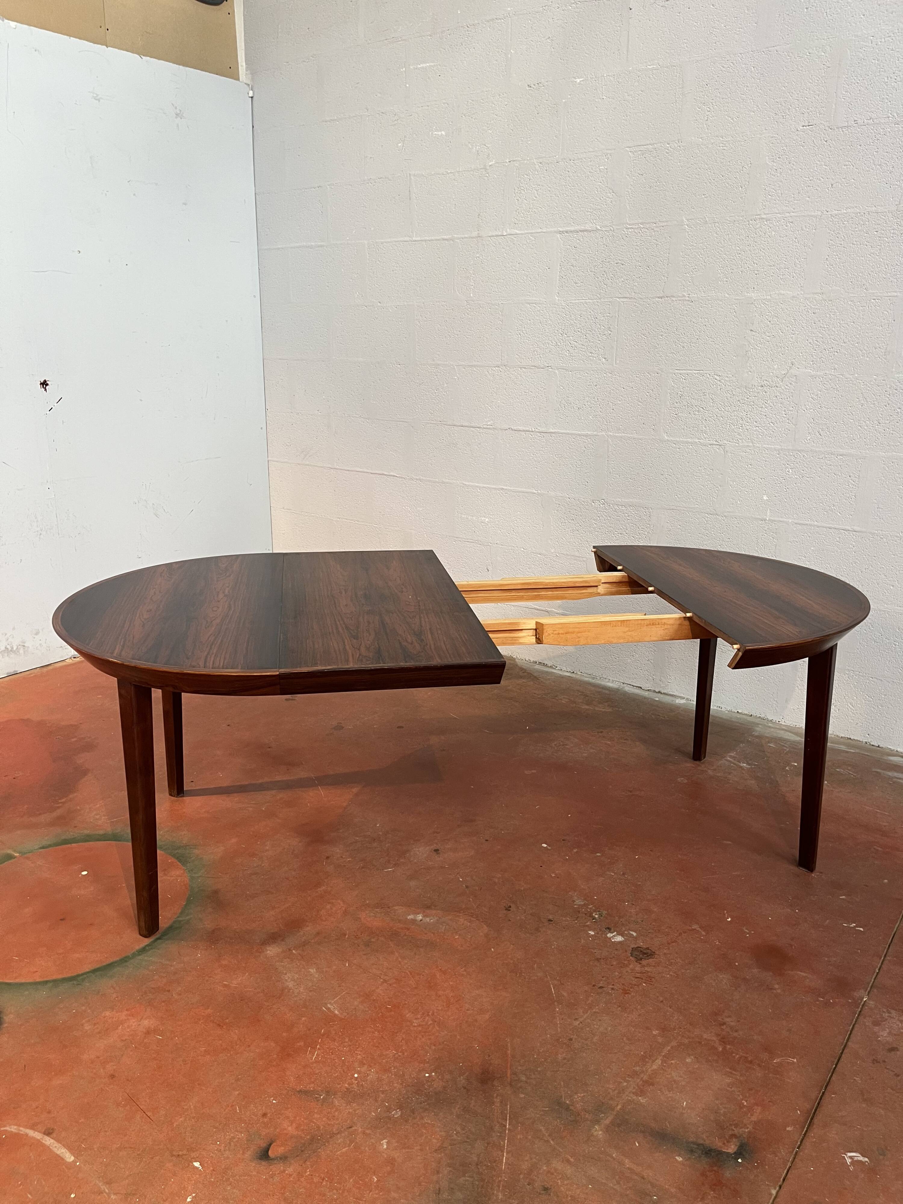 Ole HALD round table model "33" with double extension Denmark 1960