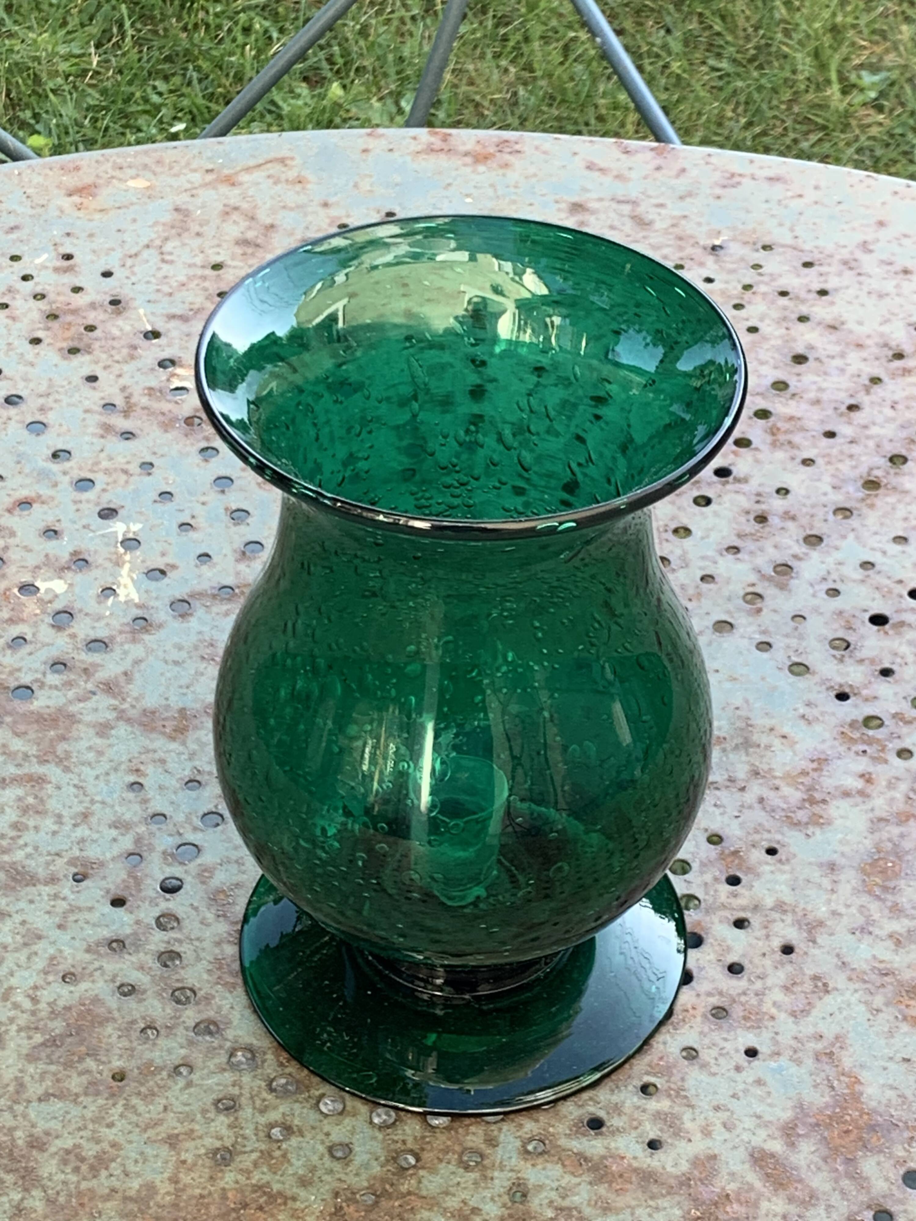 Grand Photophore, Bougeoir en verre soufflé vert, de style verrerie de BIOT, made in france