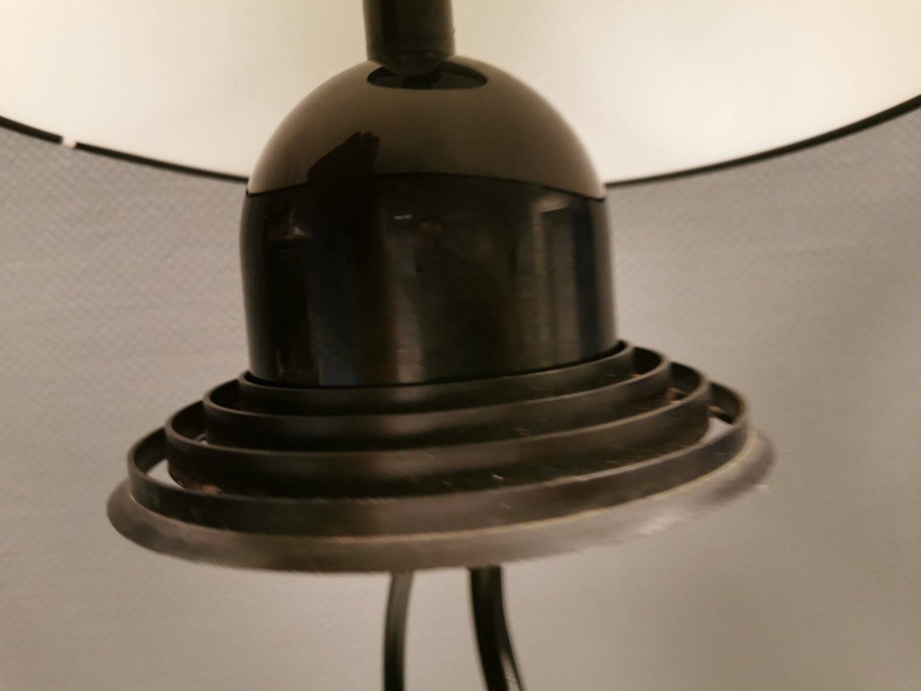 Lampe suspendue, en plastique blanc laiteux avec dessus/suspension noir, probablement danoise.