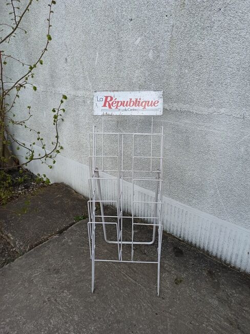 Newspaper and magazine display