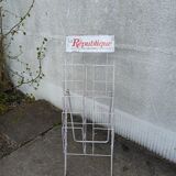 Newspaper and magazine display