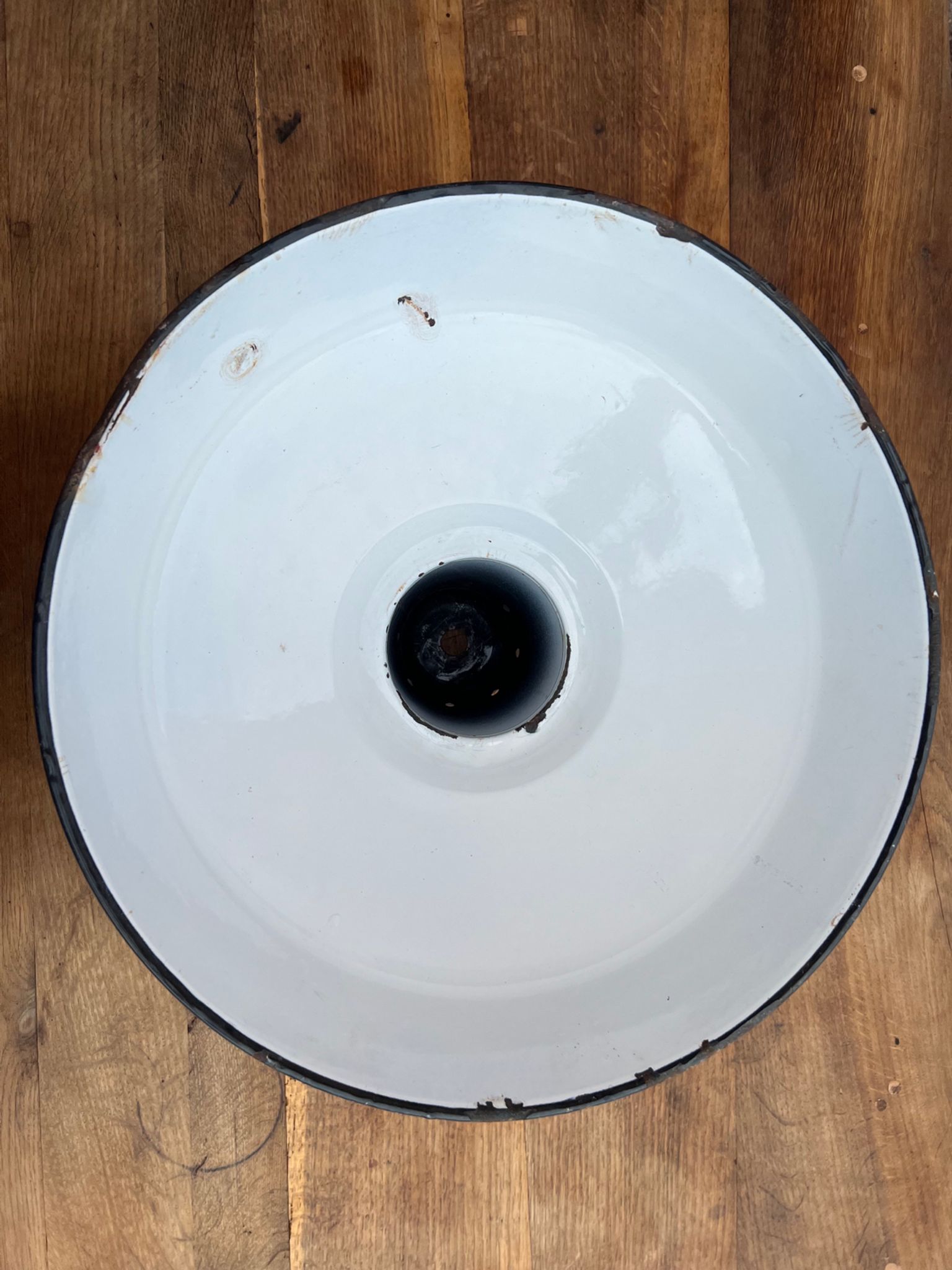 Industrial lampshade in enamelled sheet metal