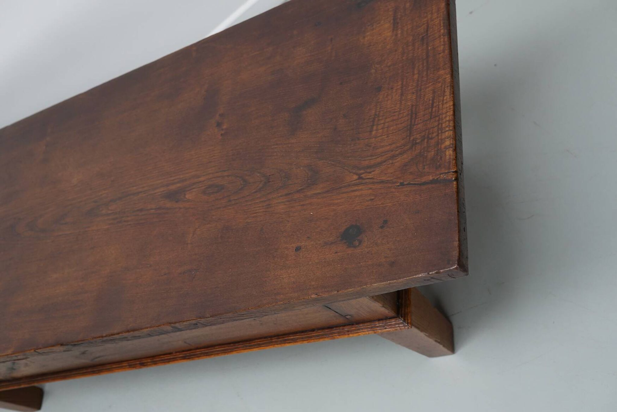 Table basse rustique en châtaignier de style campagnard espagnol du XIXe siècle