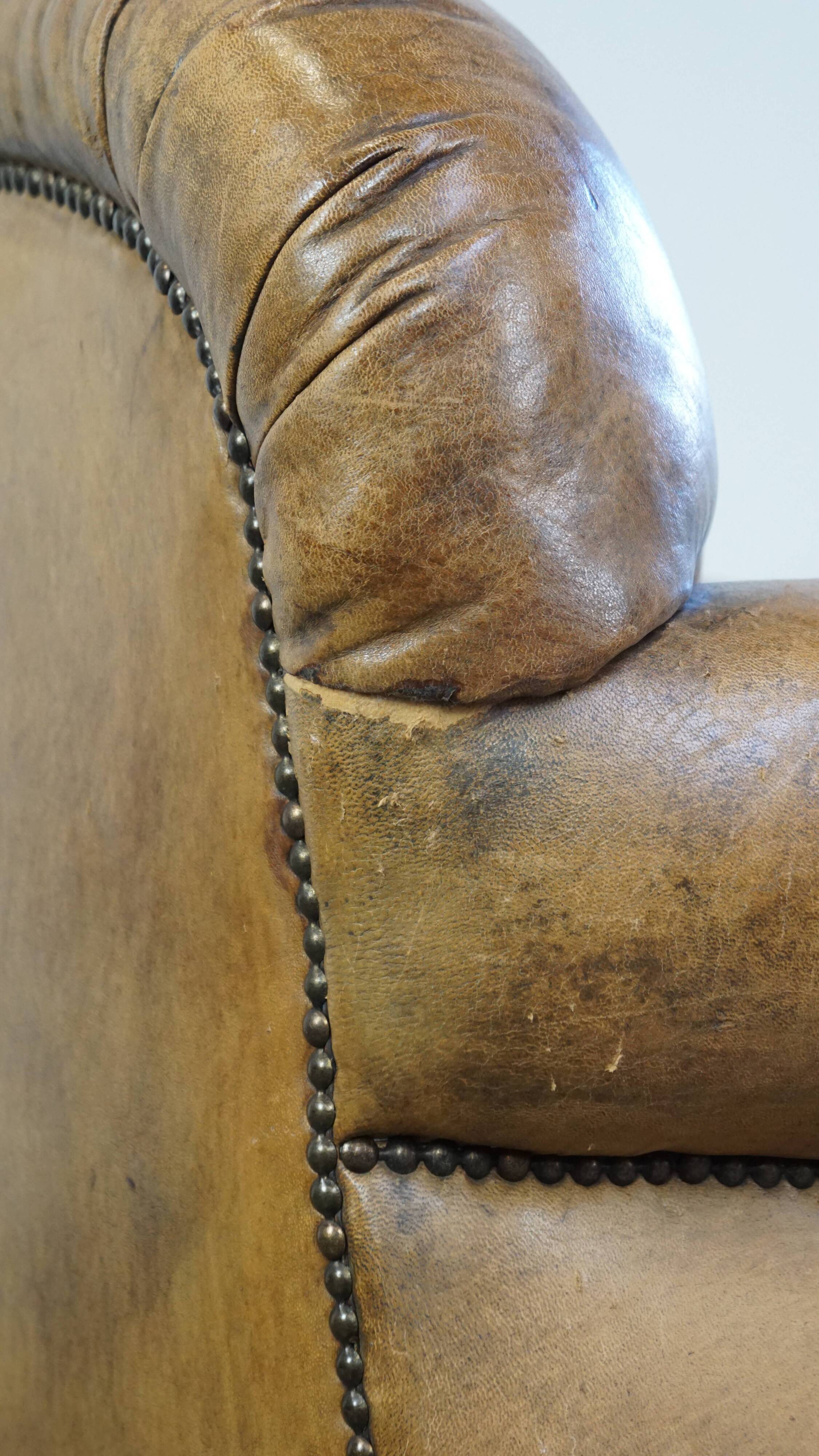 Fauteuil ancien en cuir de mouton