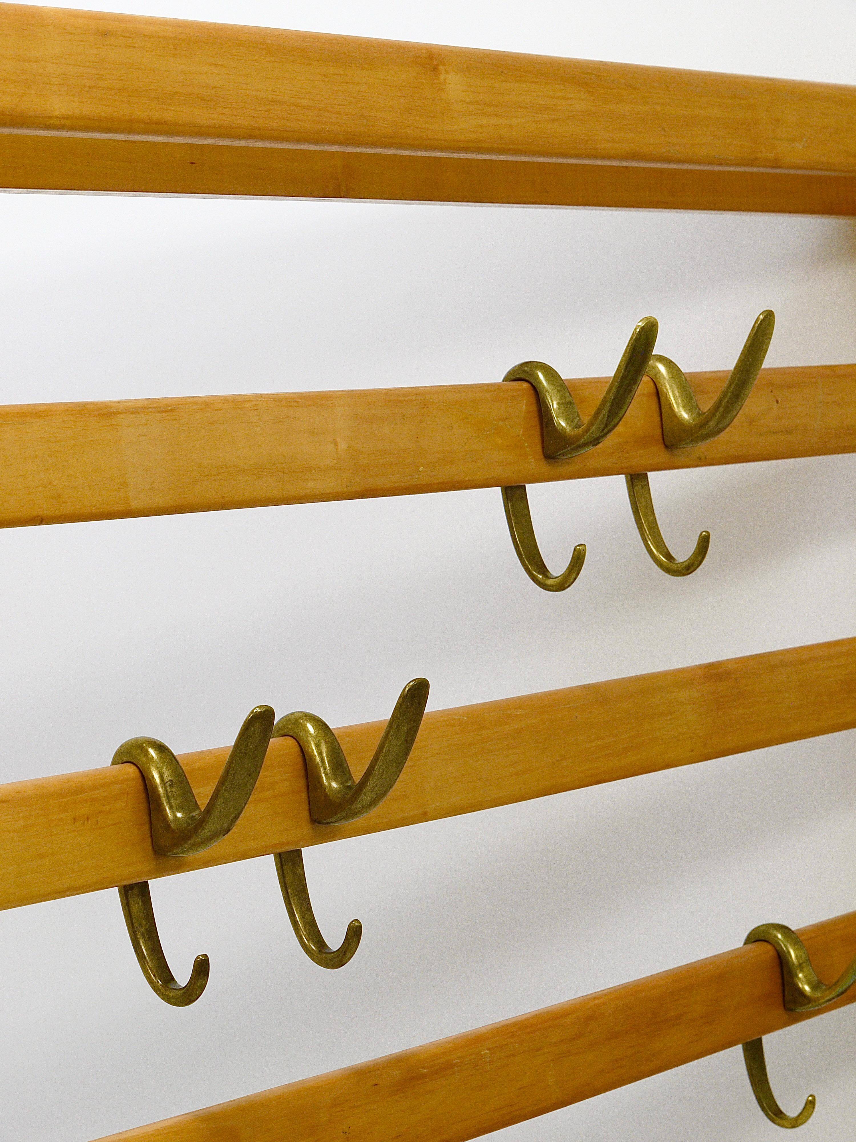 Grand coat rack Auböck Carl Mid-Century in beech with 8 brass hooks, 1950s.