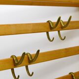 Grand coat rack Auböck Carl Mid-Century in beech with 8 brass hooks, 1950s.