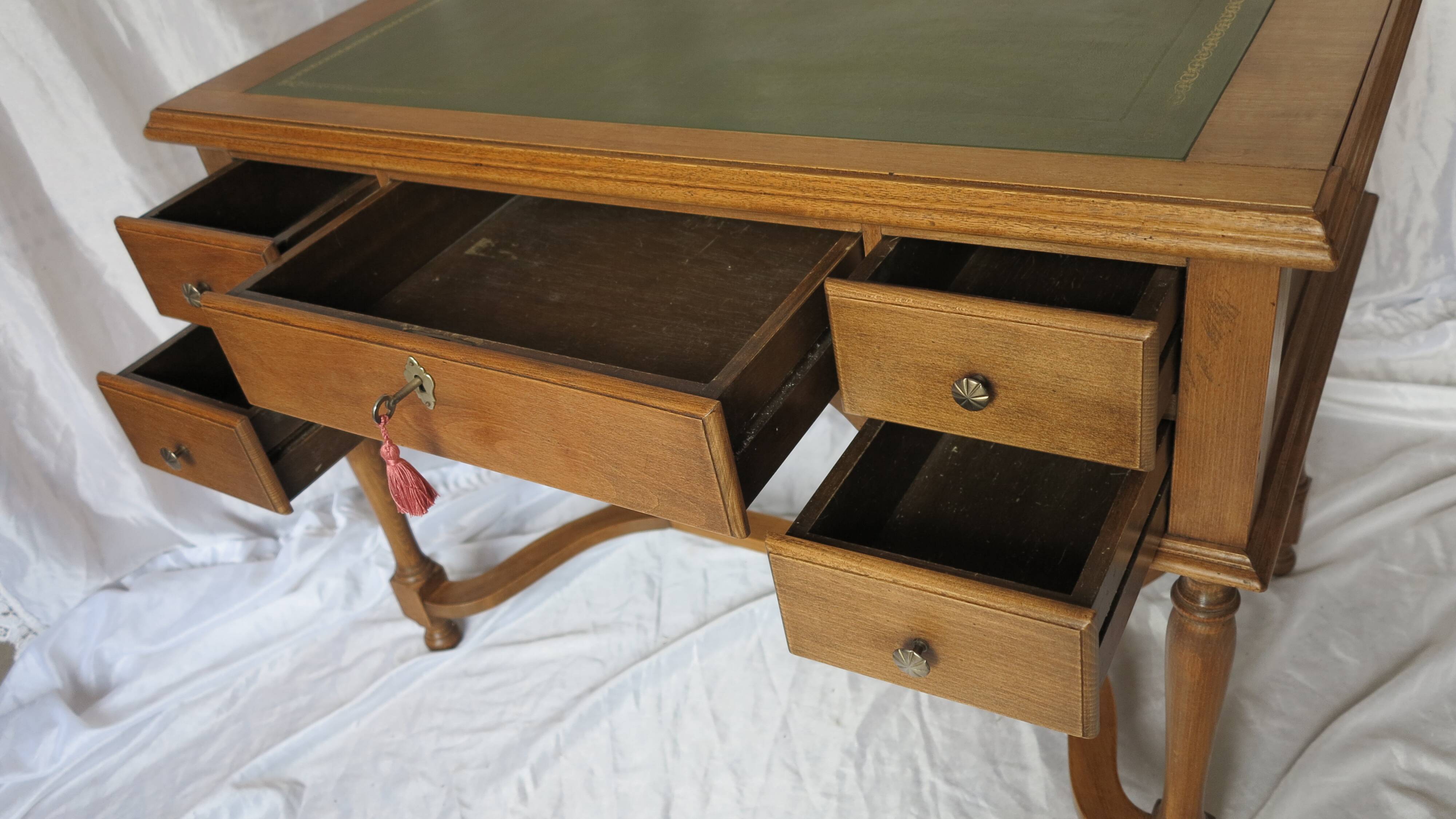 bureau classique dessus cuir