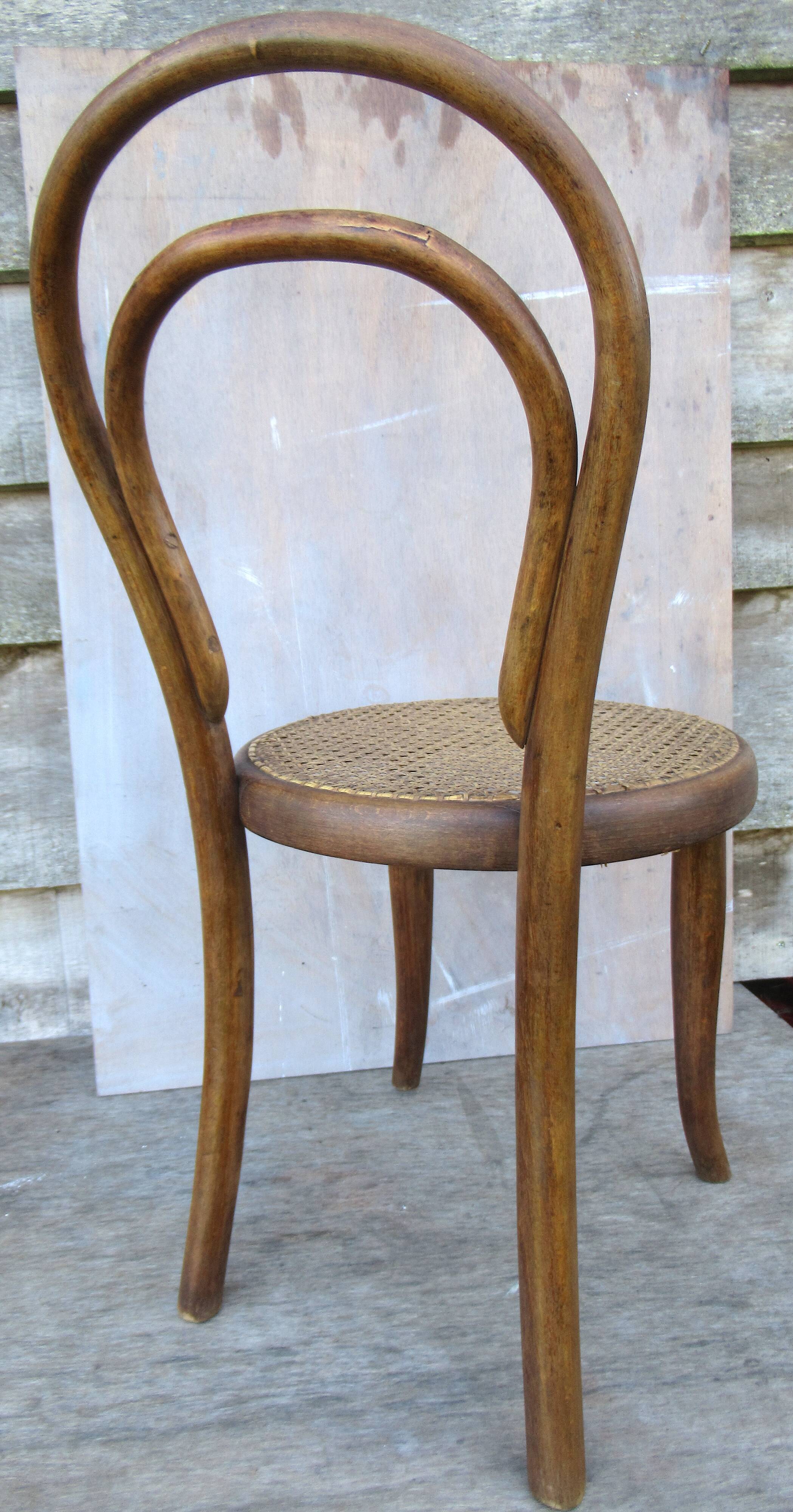 Chaise d'enfant cannée en bois tourné de style thonet