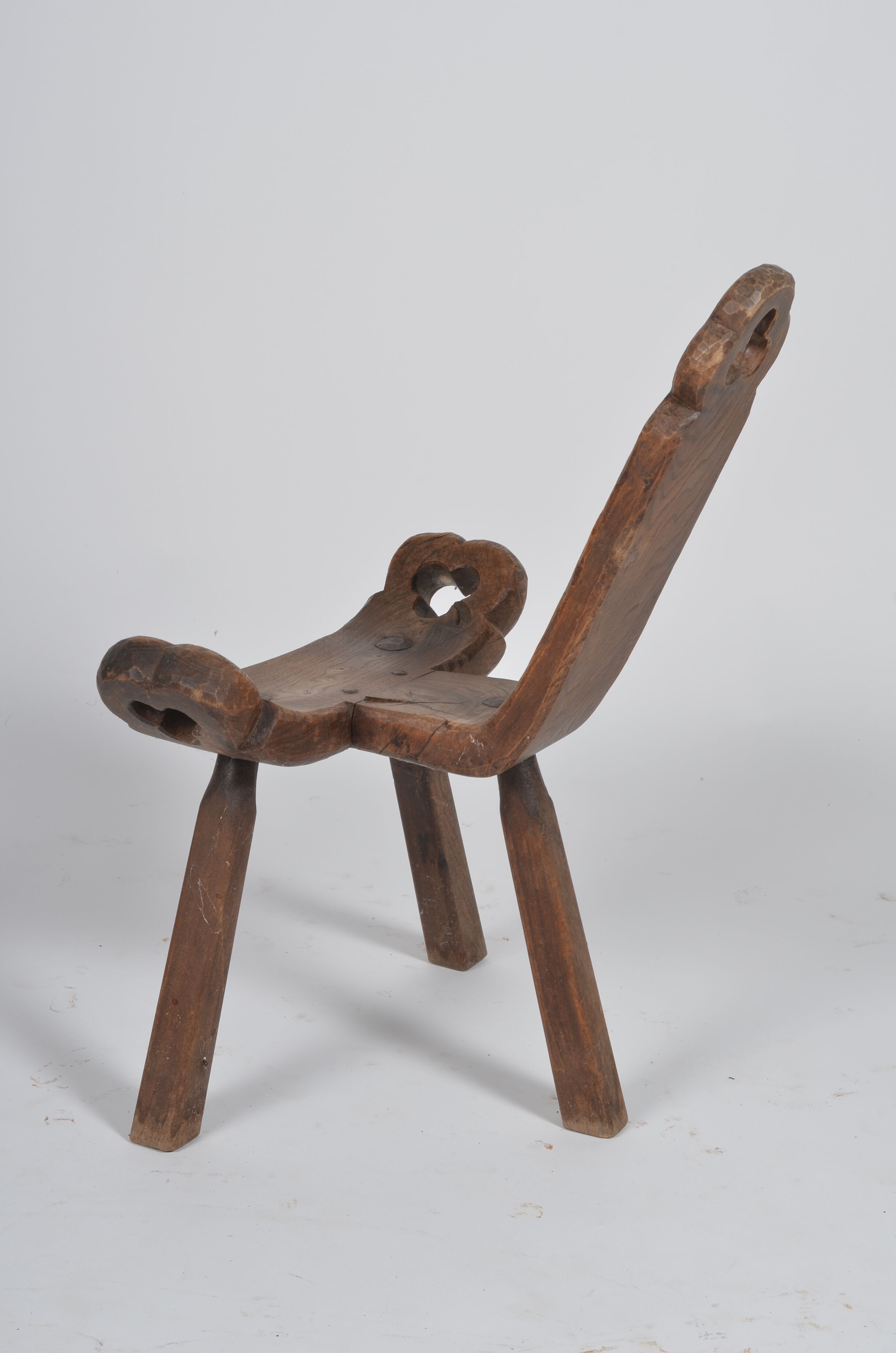 Chaise tripode brutaliste
