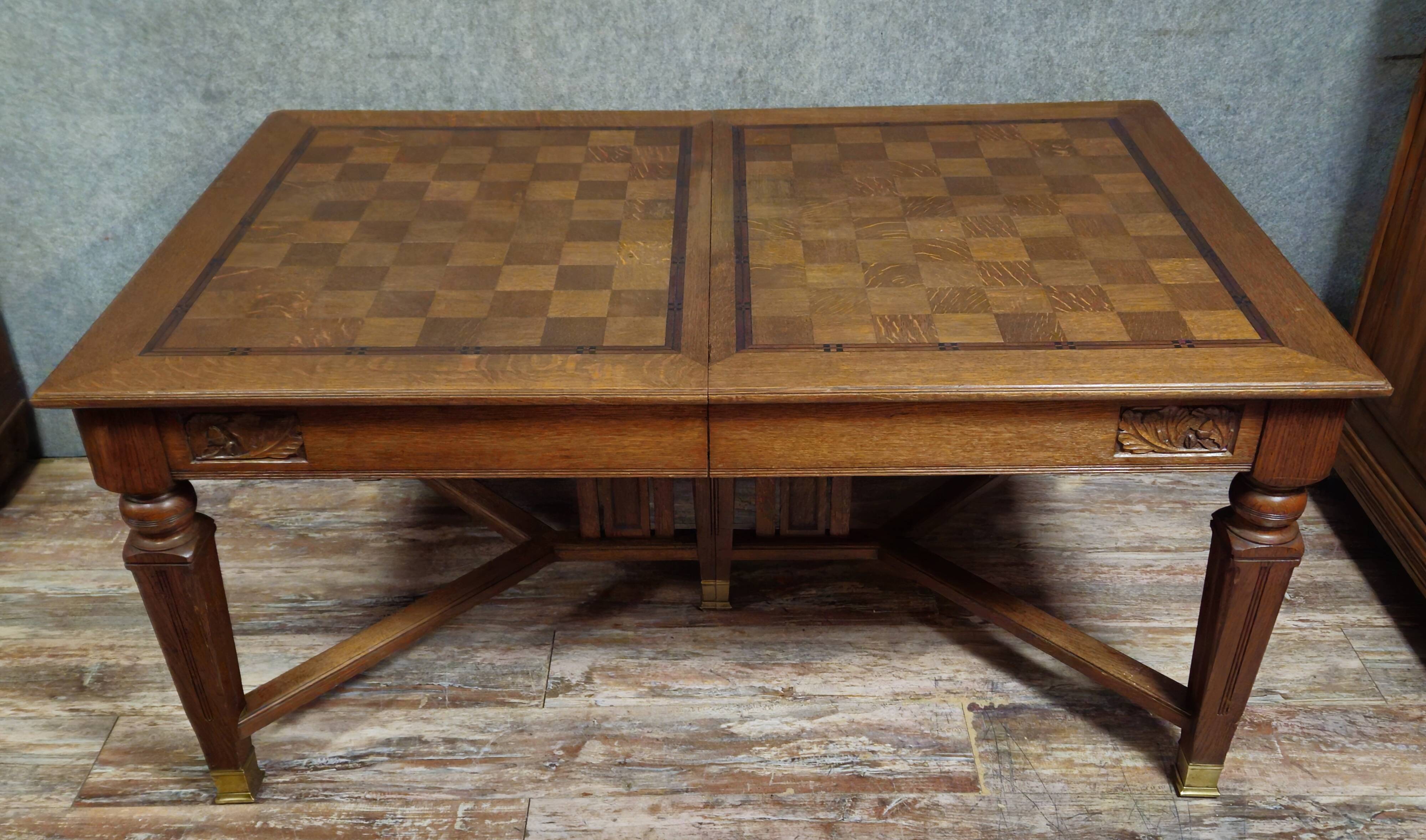 Important antique extendable wooden table – Inlaid top –