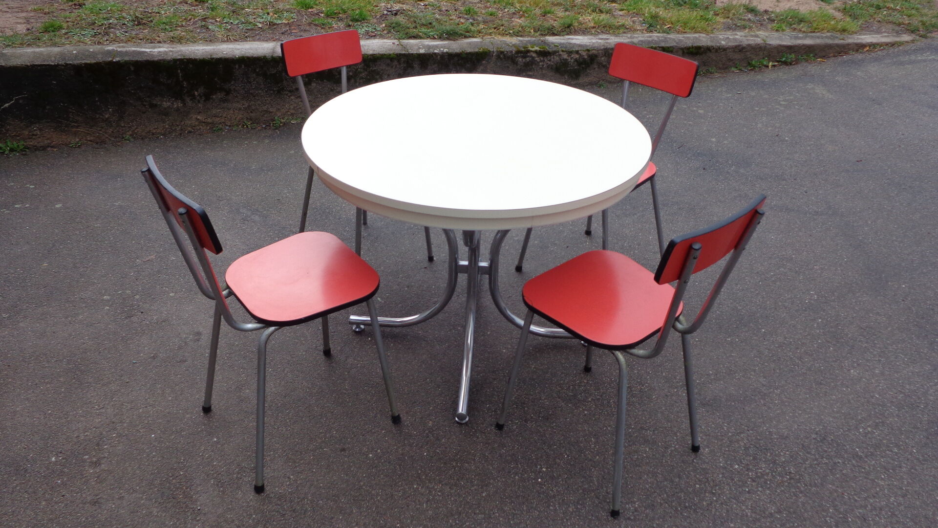 Kitchen table & its 4 chairs