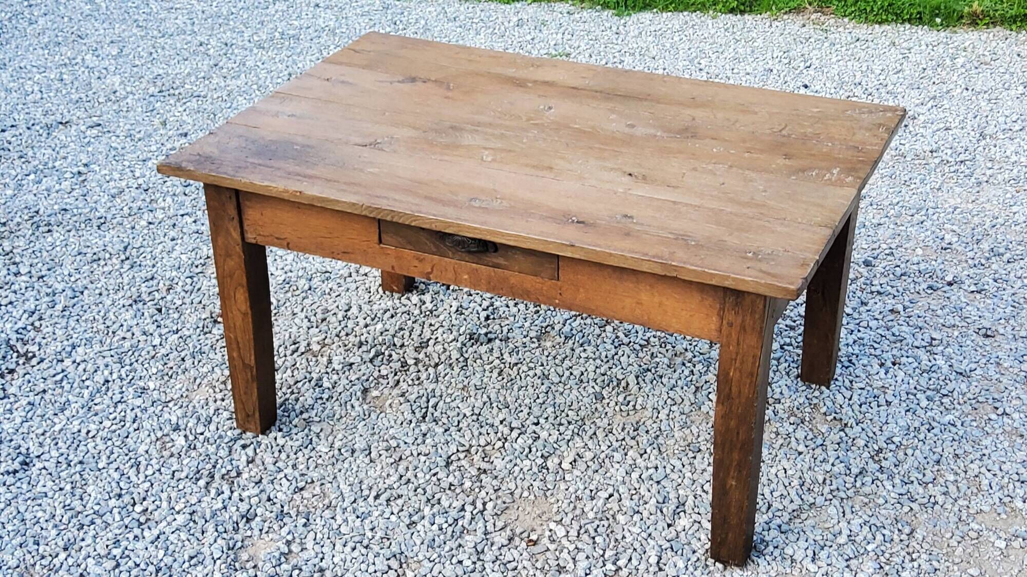 Oak farmhouse coffee table with spindle legs and one drawer, late 19th century
