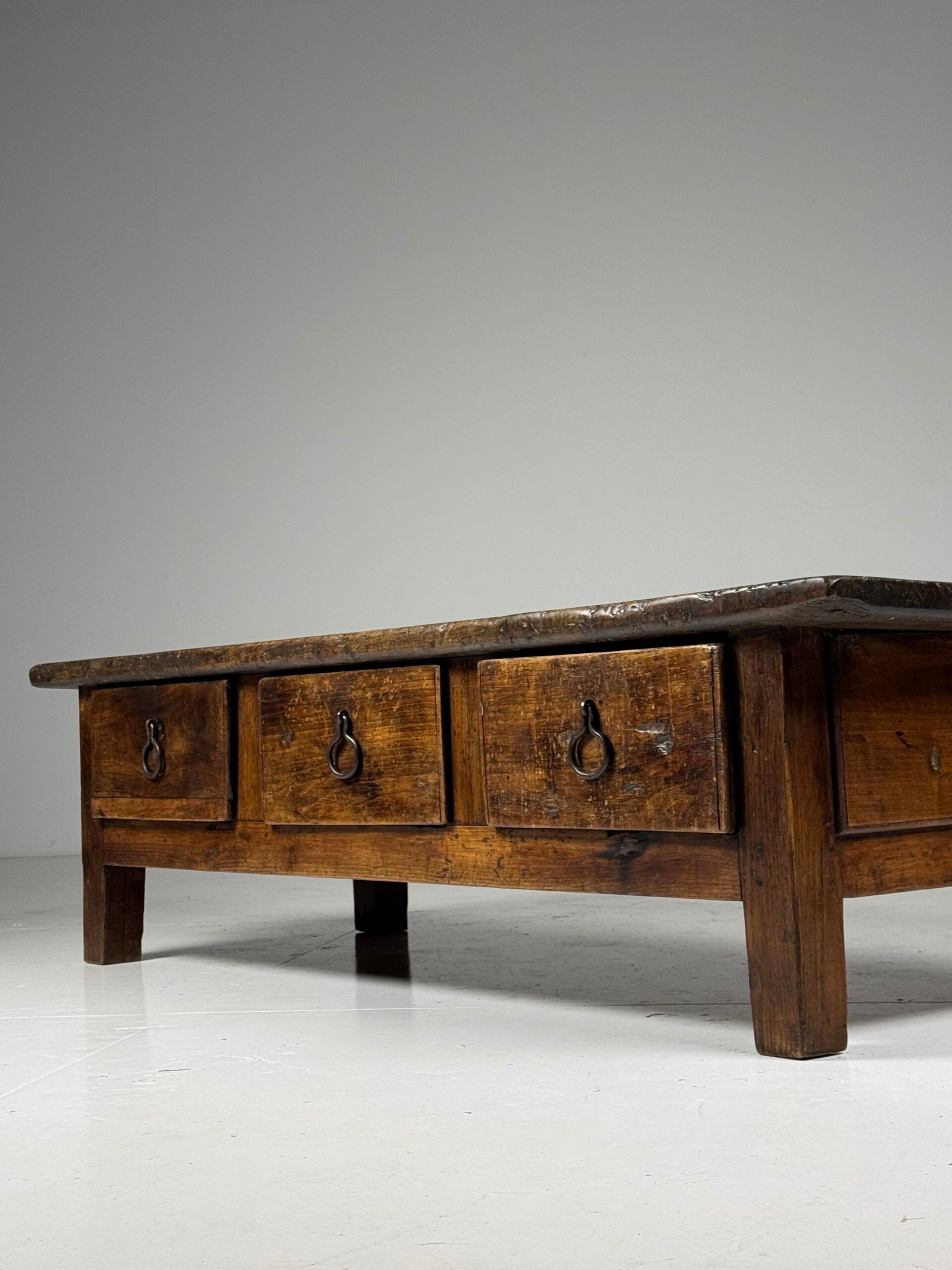 Table basse espagnole du XVIIIe siècle